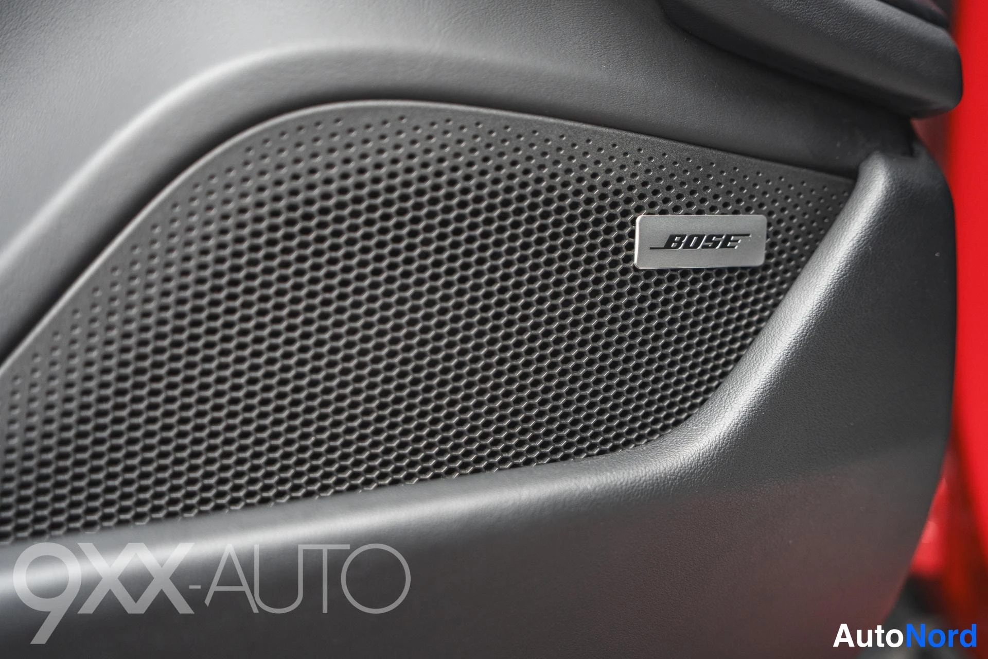 Punainen Porsche Taycan 4S 2023, ulkokuva 21