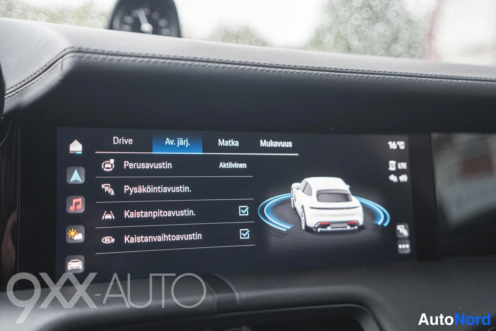 Punainen Porsche Taycan 4S 2023, ulkokuva 24