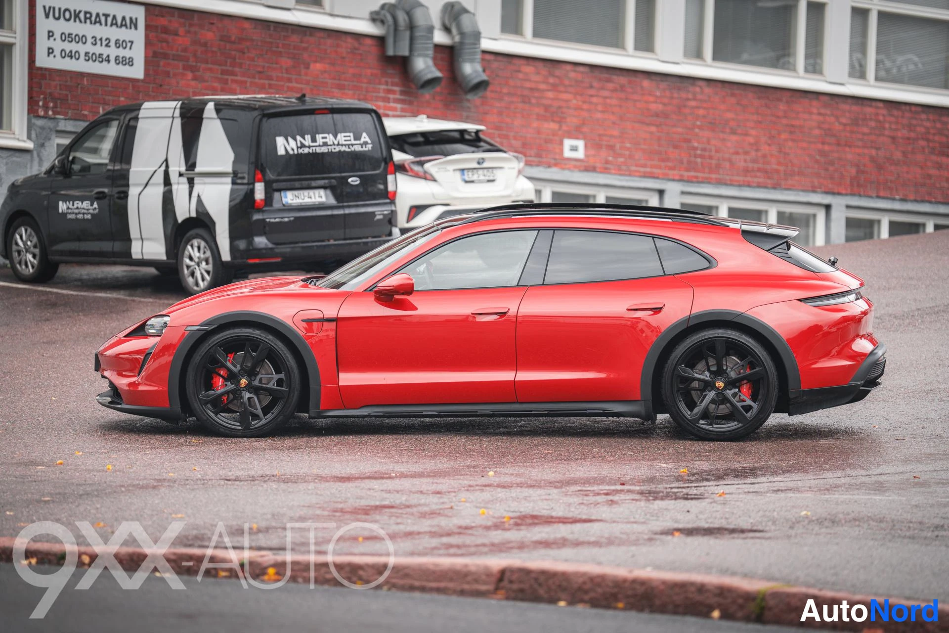 Punainen Porsche Taycan 4S 2023, ulkokuva 5