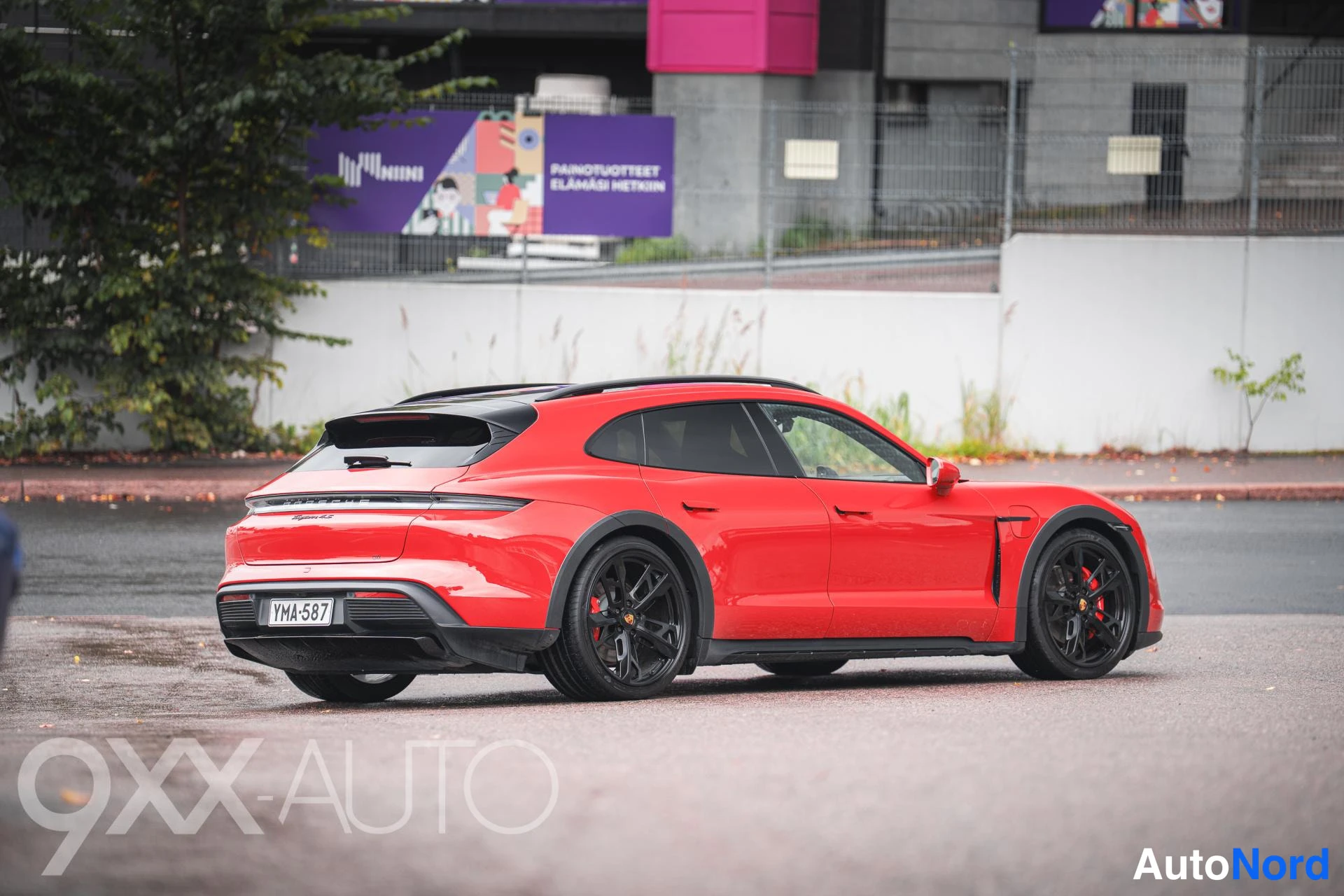 Punainen Porsche Taycan 4S 2023, ulkokuva 6