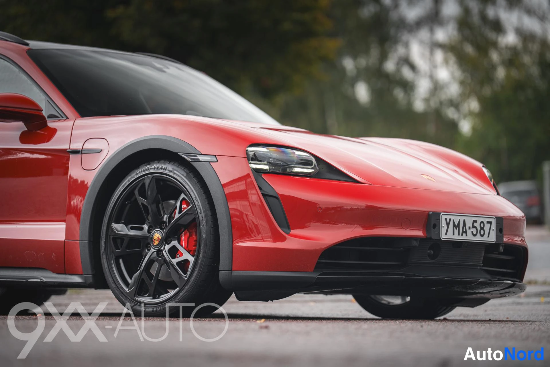 Punainen Porsche Taycan 4S 2023, ulkokuva 7