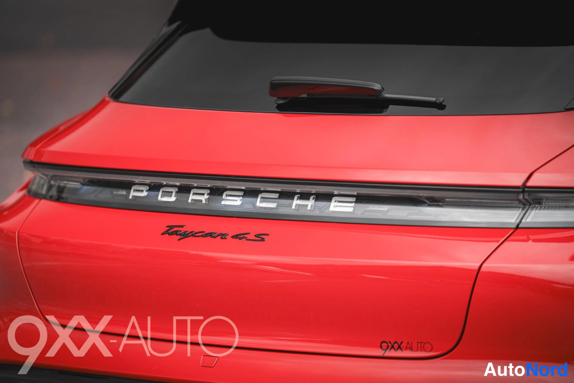 Punainen Porsche Taycan 4S 2023, ulkokuva 8