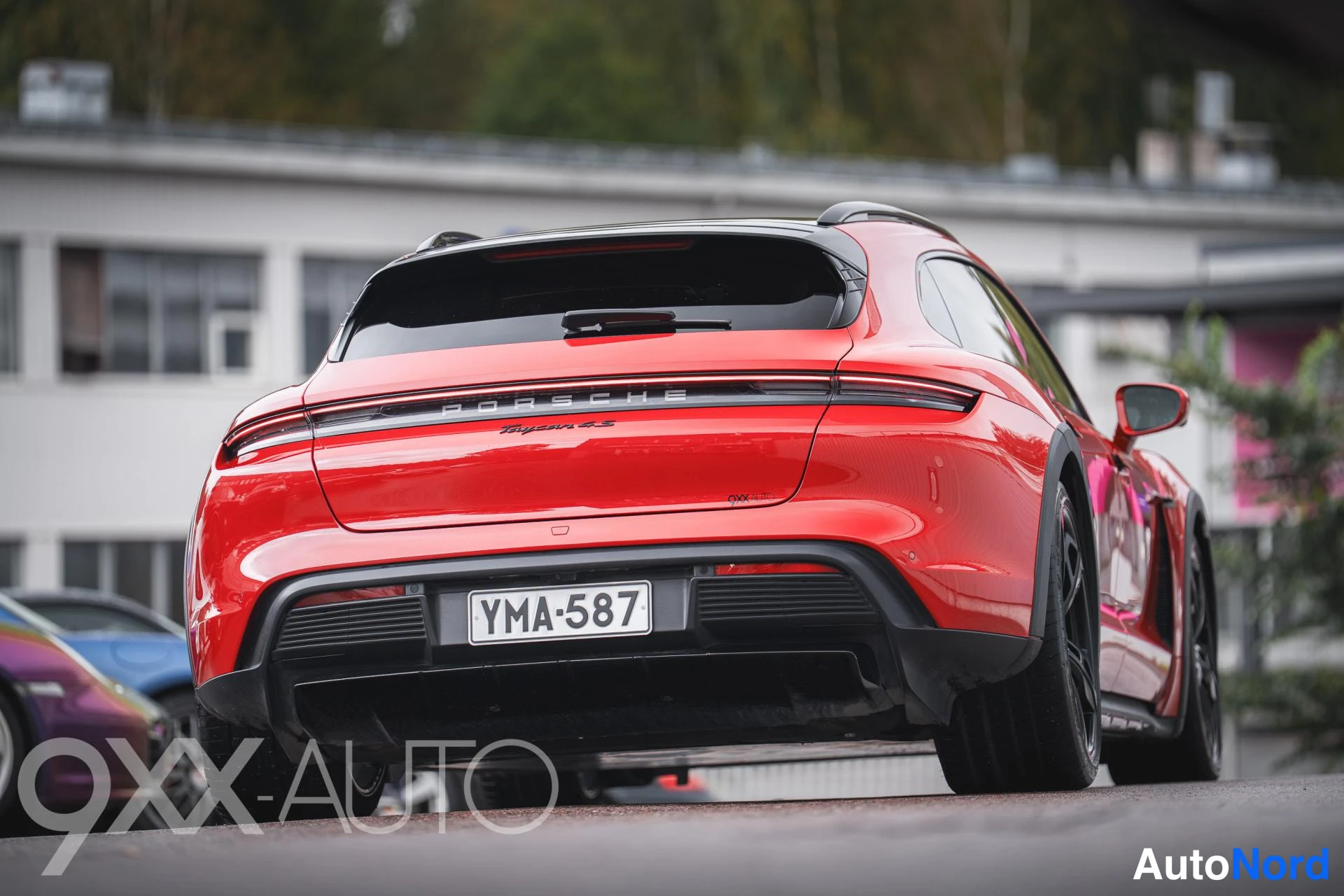 Punainen Porsche Taycan 4S 2023, ulkokuva 9