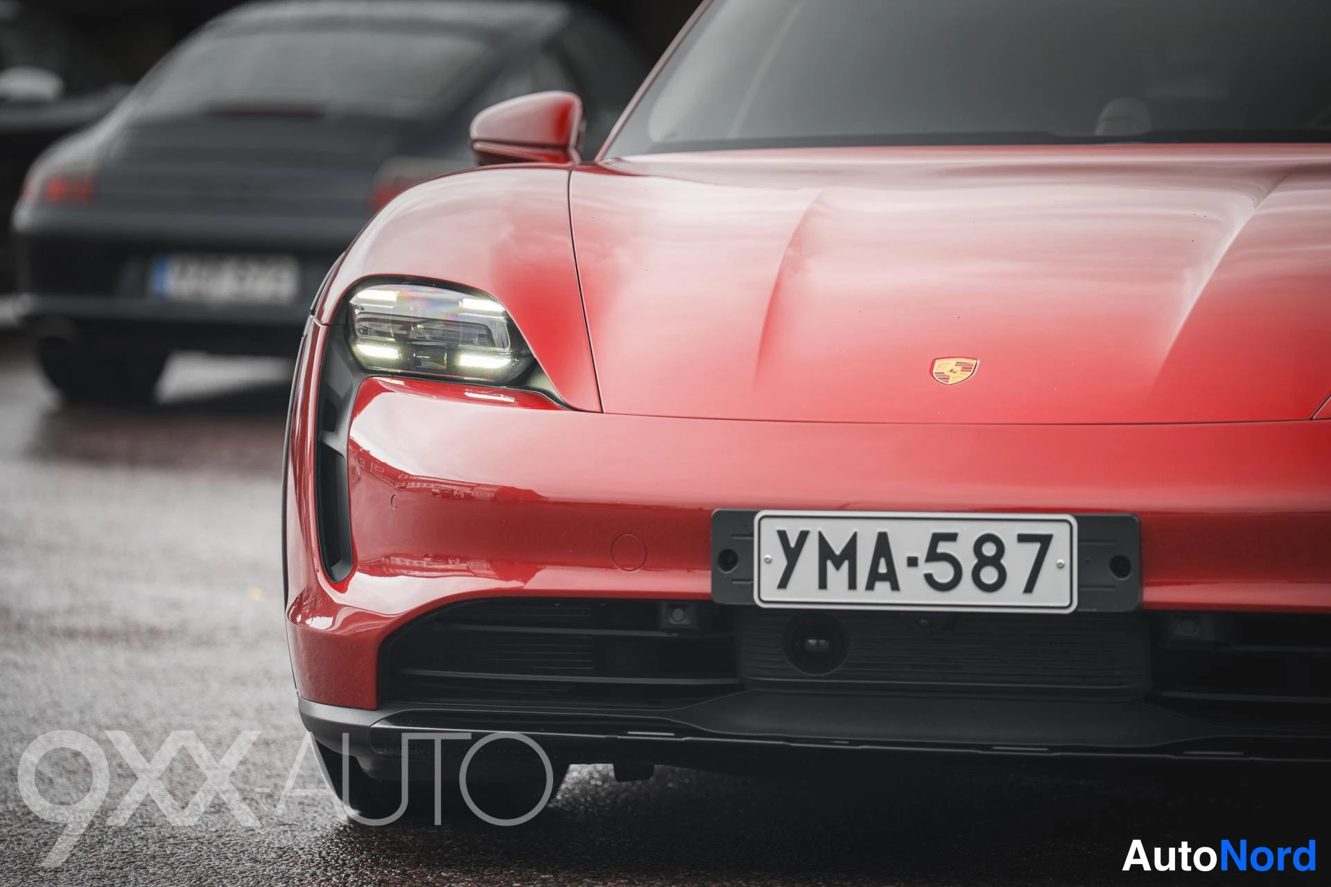 Punainen Porsche Taycan 4S 2023, ulkokuva 10