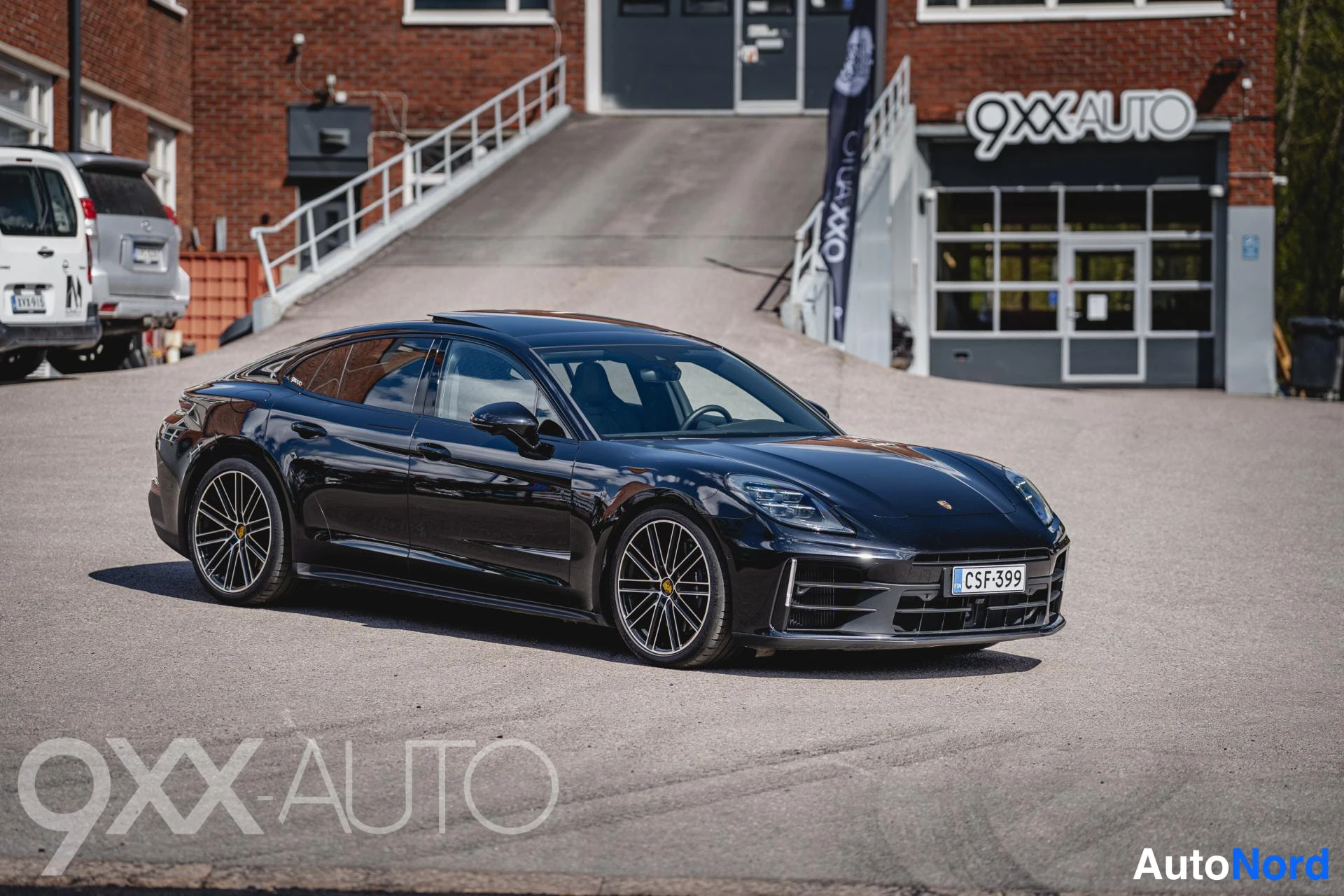 Musta Porsche Panamera 2024, ulkokuva 1