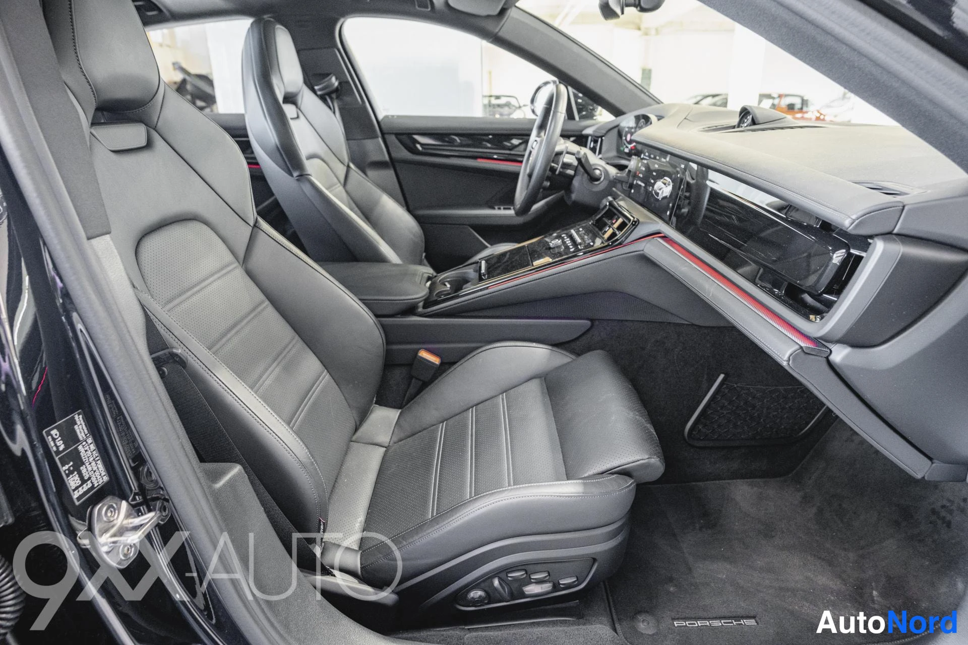 Musta Porsche Panamera 2024, ulkokuva 18