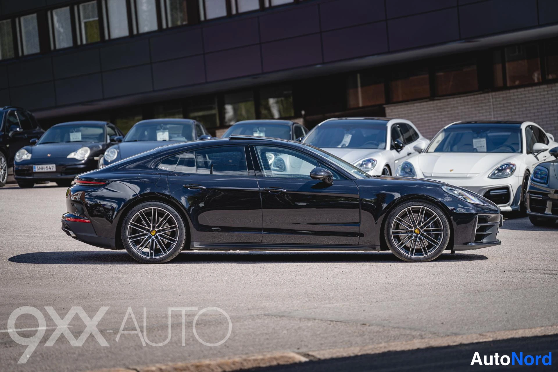 Musta Porsche Panamera 2024, ulkokuva 3