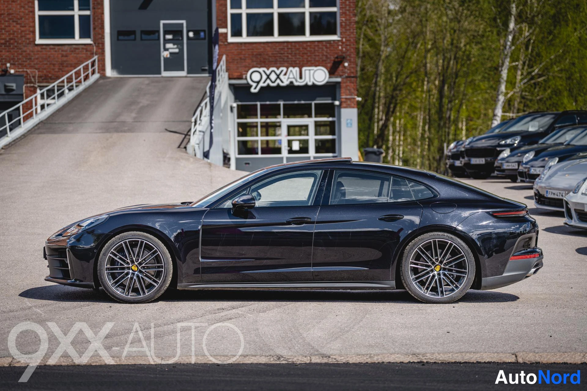 Musta Porsche Panamera 2024, ulkokuva 4