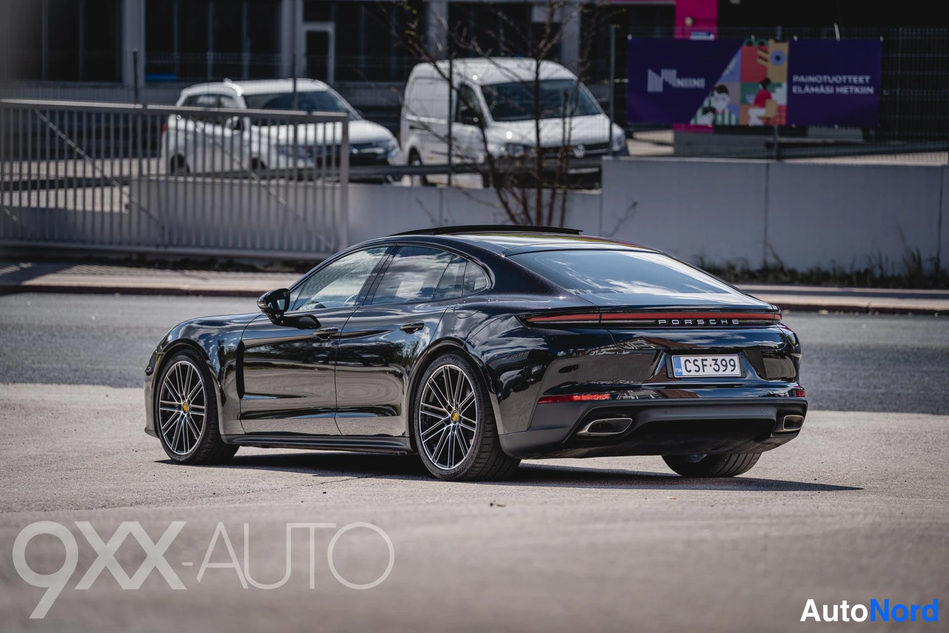 Musta Porsche Panamera 2024, ulkokuva 5