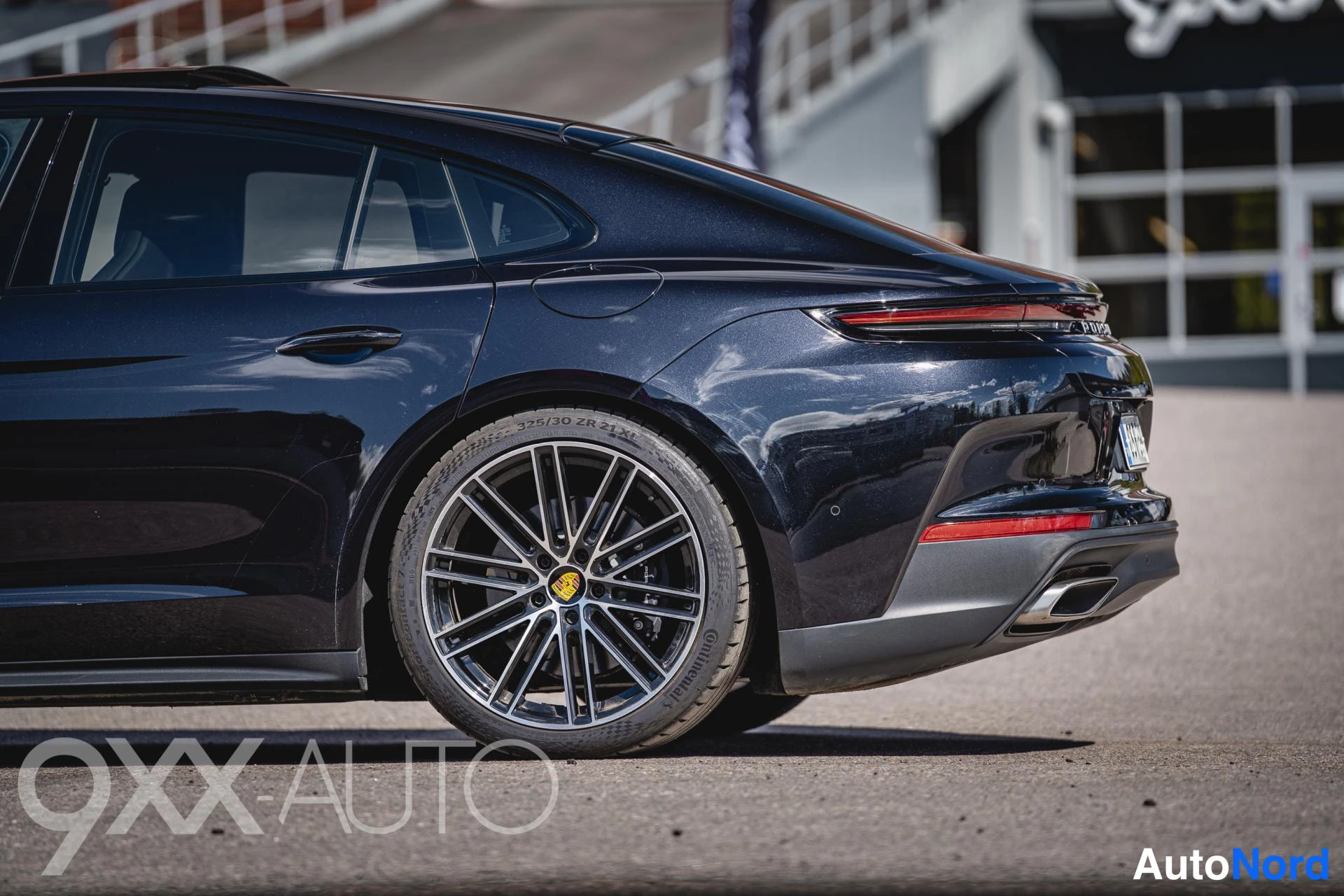 Musta Porsche Panamera 2024, ulkokuva 10