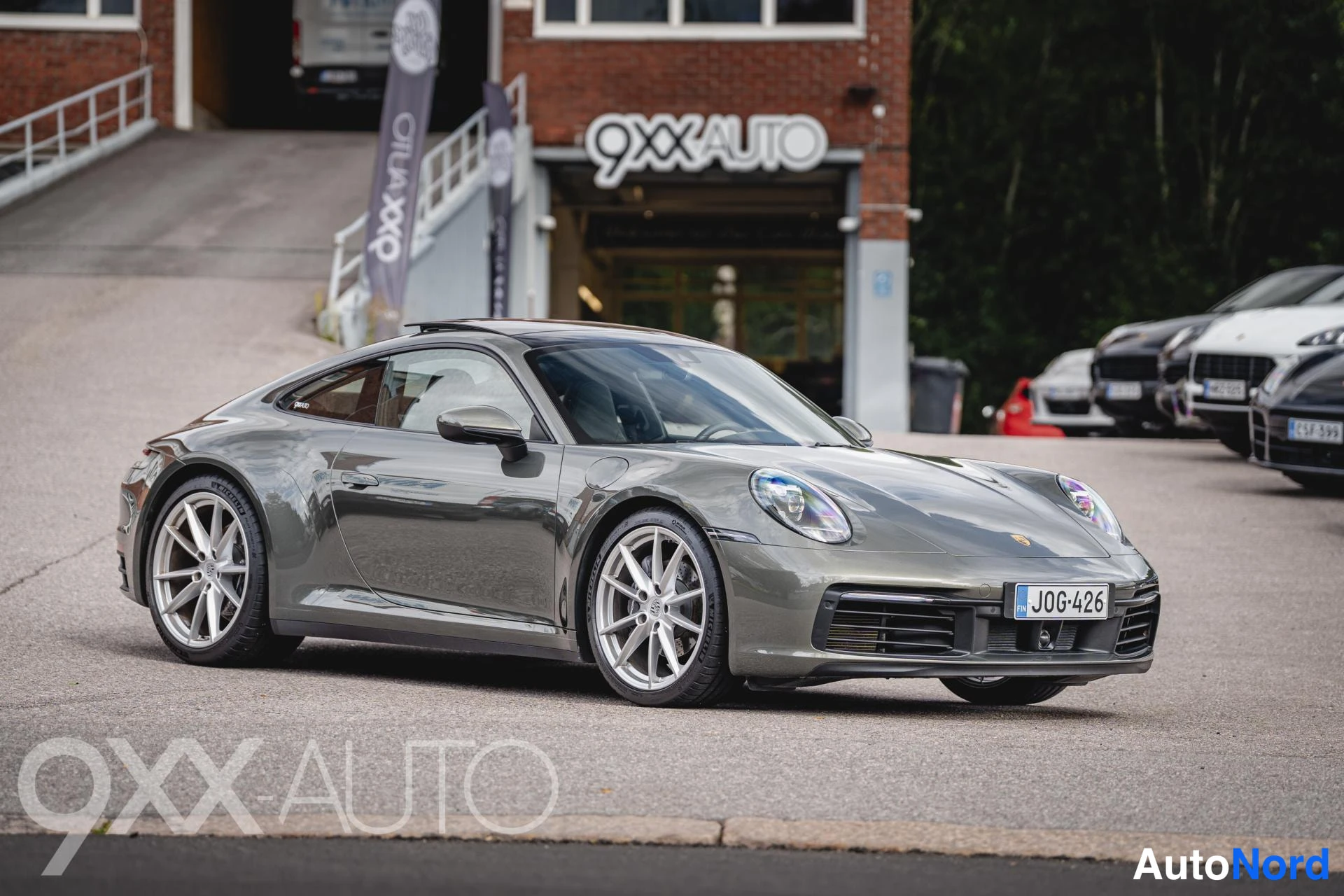 Vihreä Porsche 911 2021, ulkokuva 1