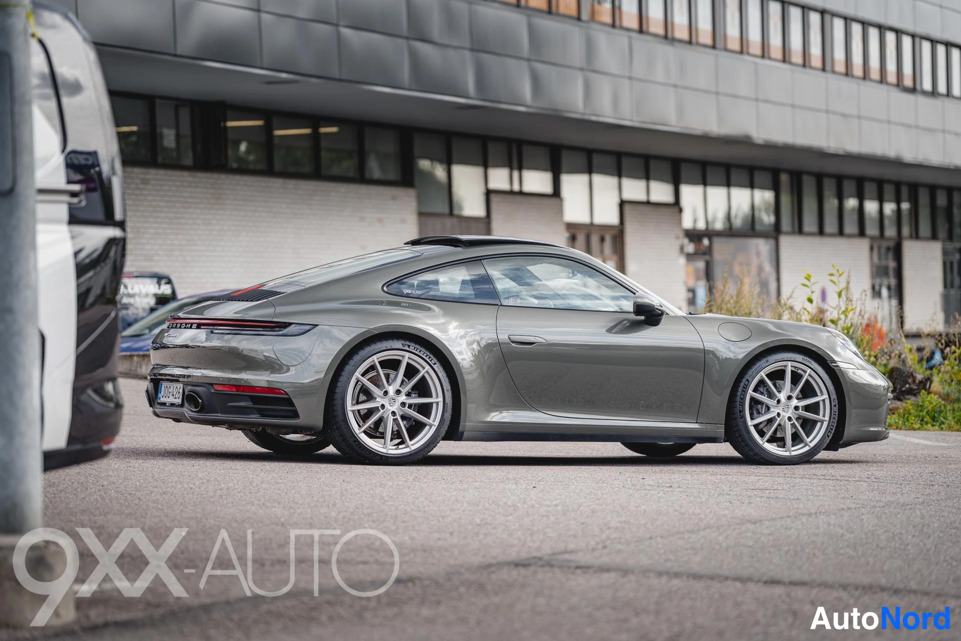 Vihreä Porsche 911 2021, ulkokuva 3