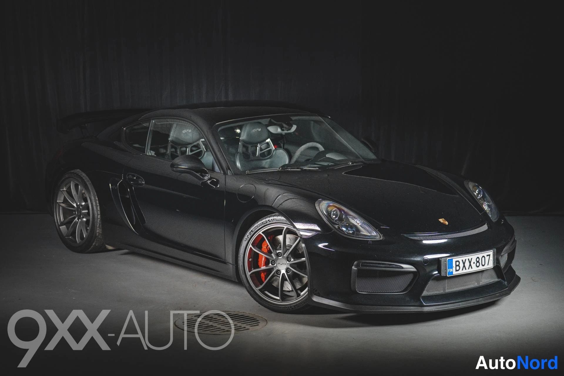 Etuviisto, nokka oikealle: Porsche Cayman 981 GT4 Manuaali 2016