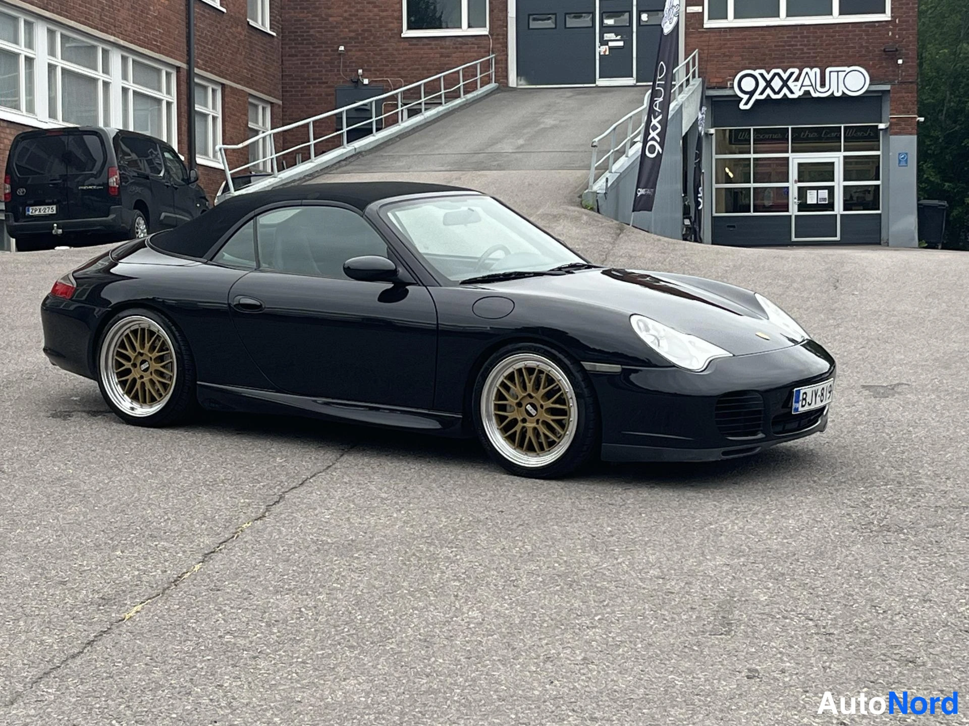 Musta Porsche Carrera 2002, ulkokuva 1