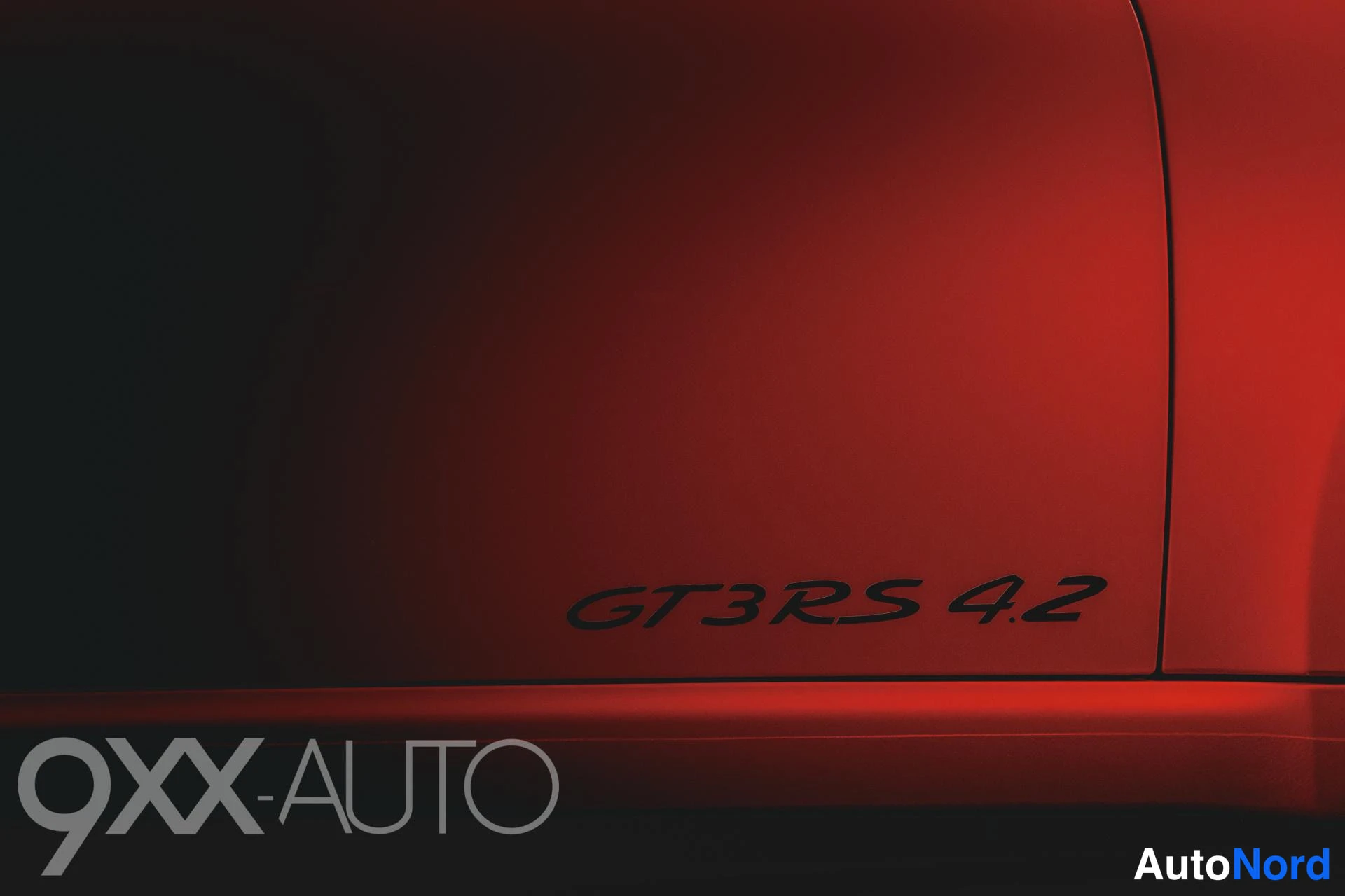 Sivulta: Lähikuva auton punaisesta sivupaneelista, jossa on musta GT3RS 4.2 -teksti.