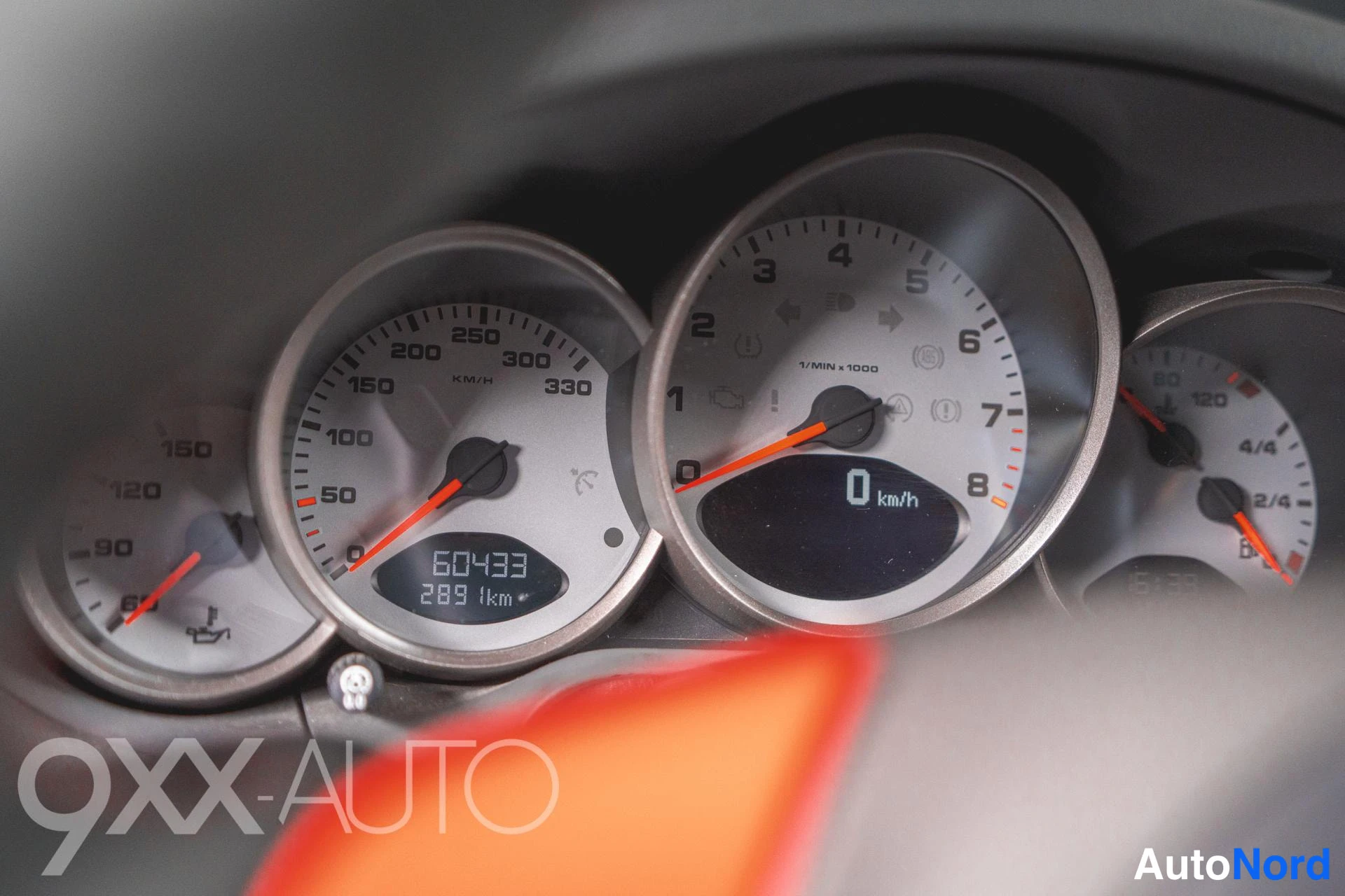 Muu: Mittaristön tarkempi kuva: nopeusmittari 330 km/h asti, kierrosmittari 8000 r/min asti, matkamittari 60433 km ja co-penkin osoitin 289.1 km.
