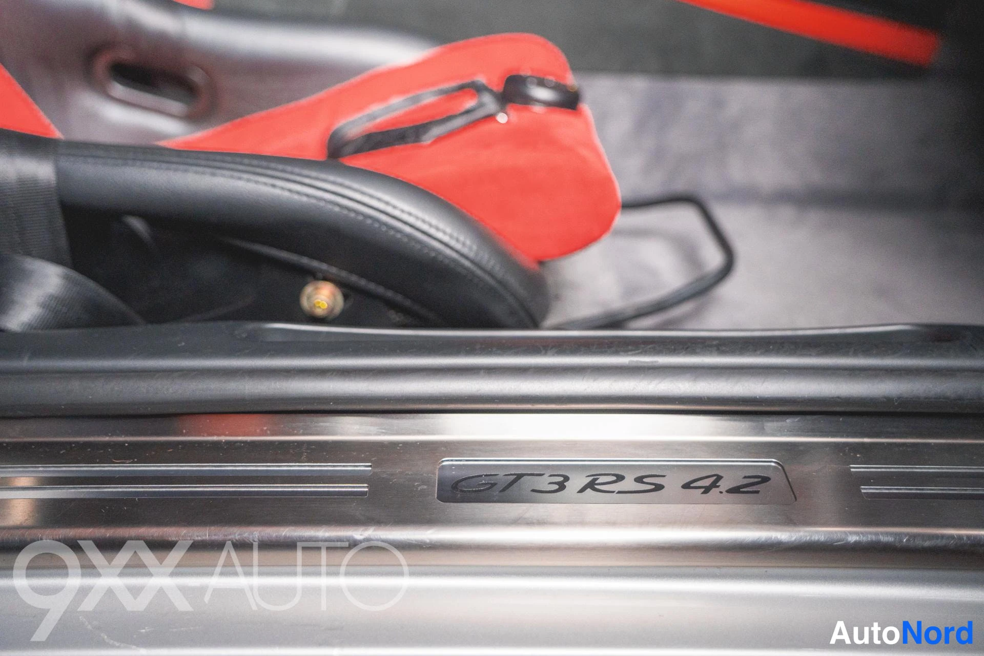 Muu: Oven kynnysovi. Teksti: 'GT3 RS 4.2'.