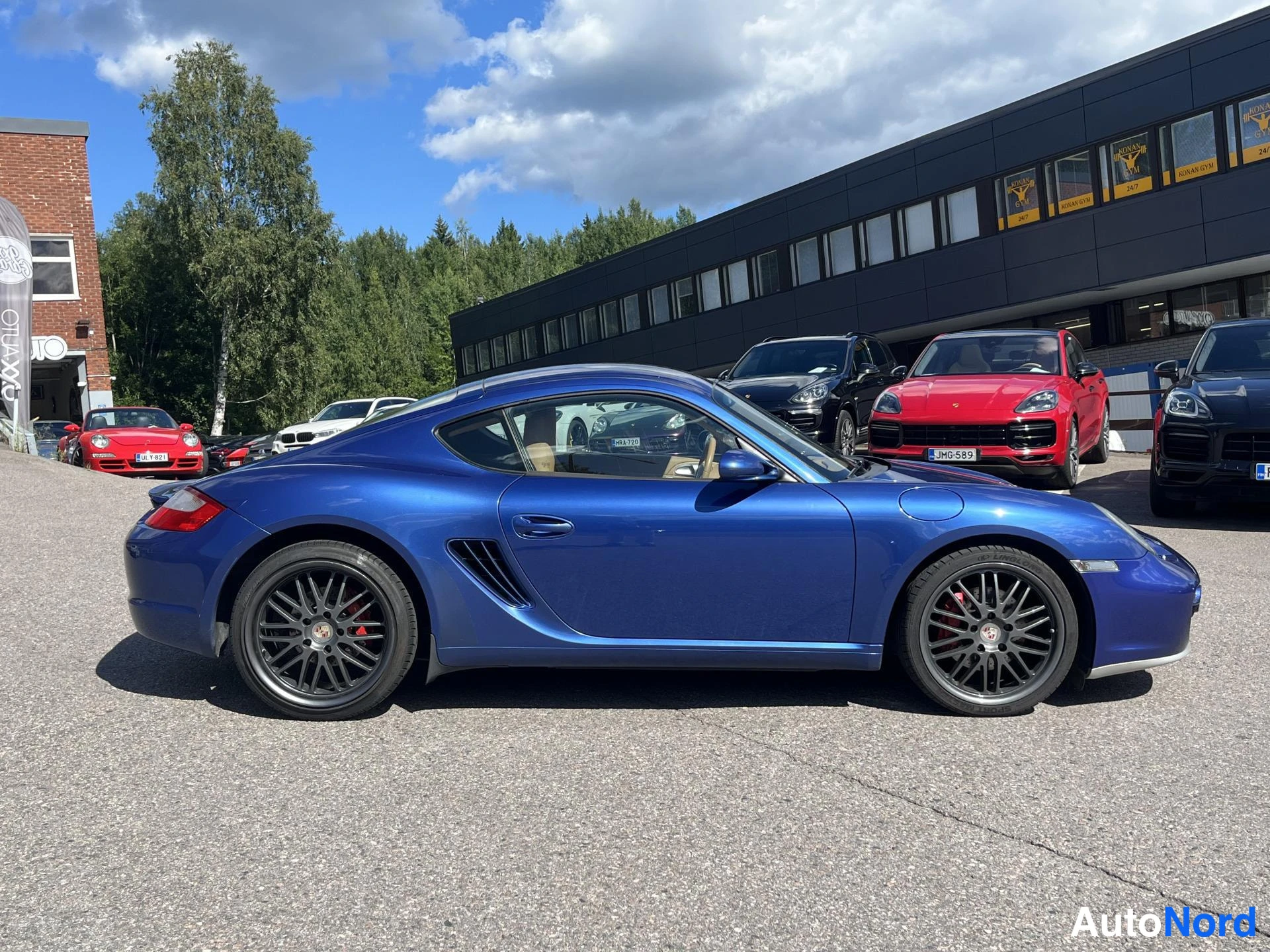Sininen Porsche Cayman 2005, ulkokuva 2