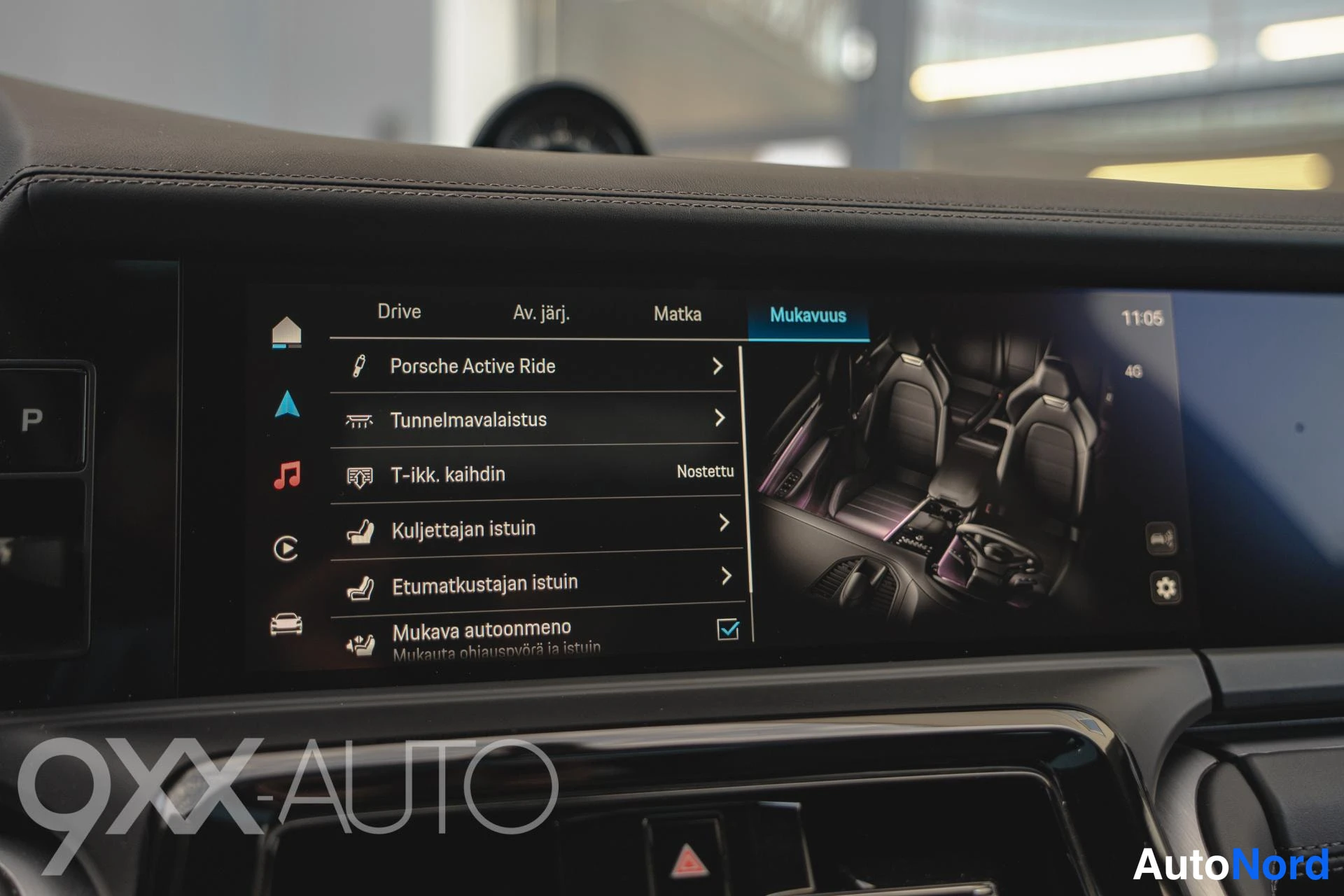 Yksityiskohta: Kojelaudan infotainment-näyttö, jossa Mukavuus-valikko ja vaihtoehtoja kuten Porsche Active Ride ja istuinten asetukset.