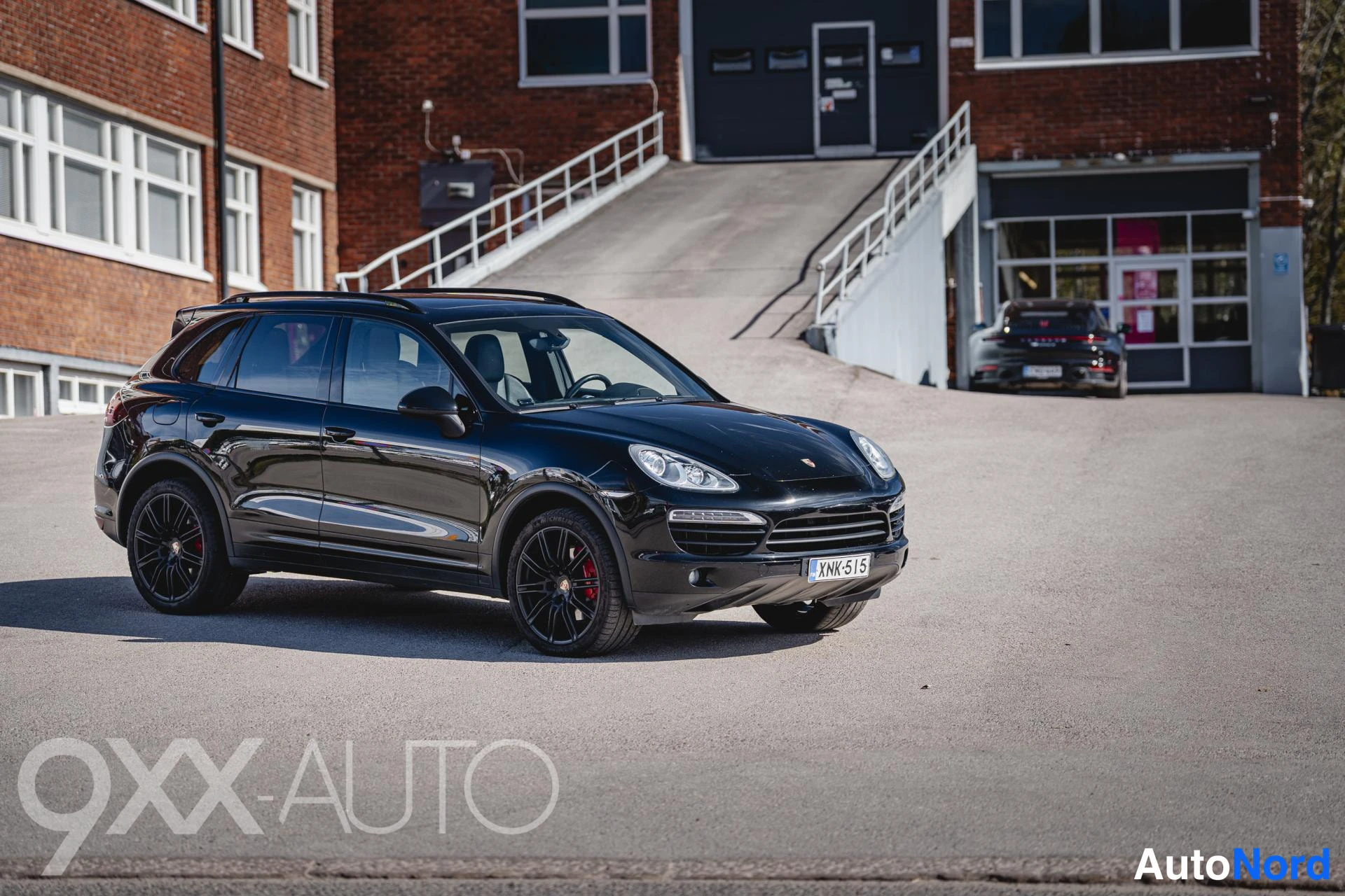 Etuviisto, nokka oikealle: Porsche Cayenne, musta, kuvattu kolmasta neljäsosasta edestä, keula oikealla