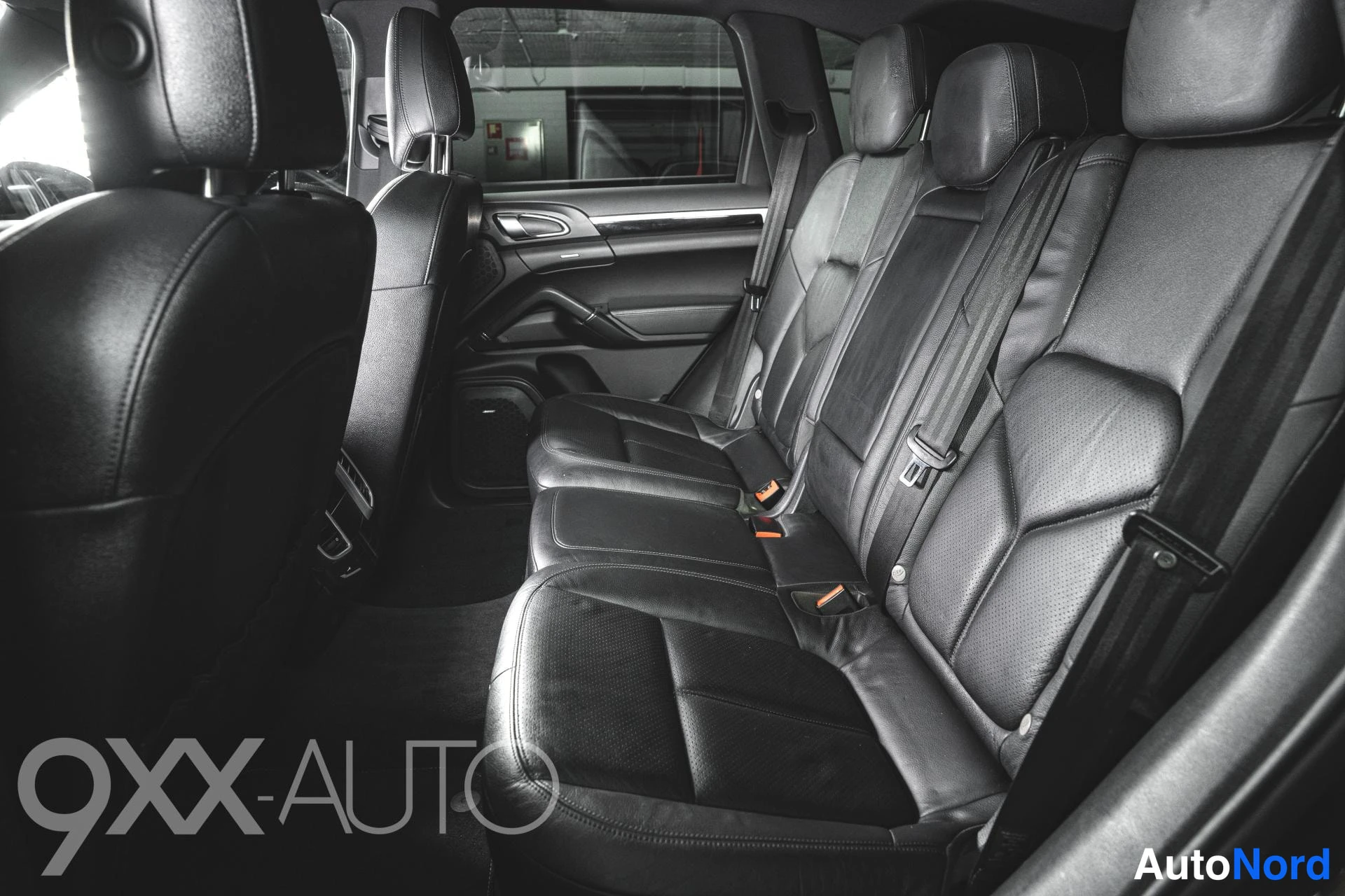 Muu: Musta takapenkki ja matkustamisen takaosa näkyvät sisätilakuvassa.