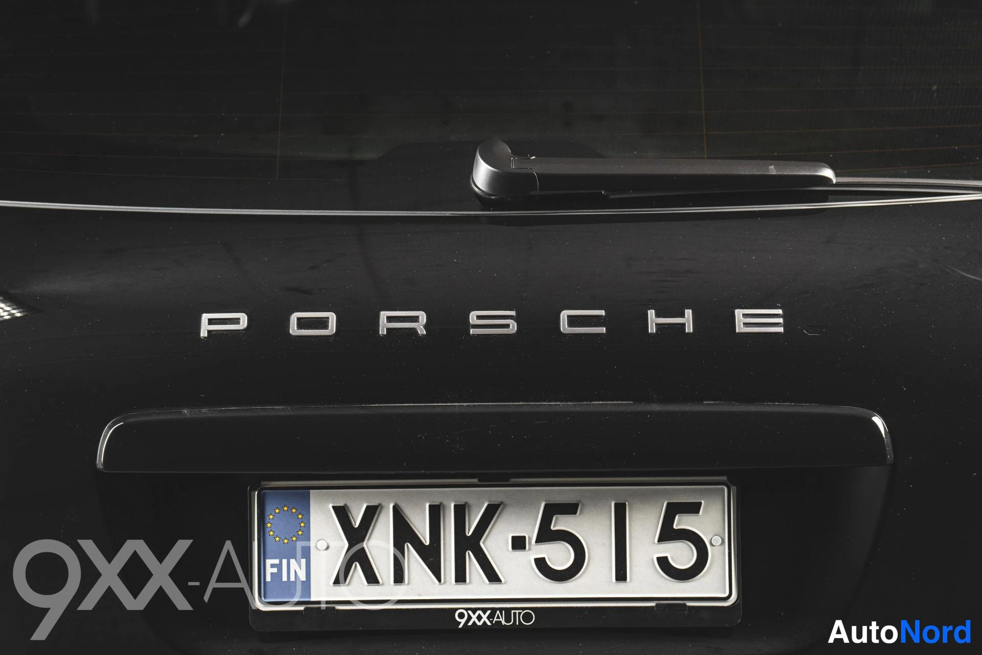 Takaa: PORSCHETeksti ja suomalainen -rekisterikilpi takaluukussa