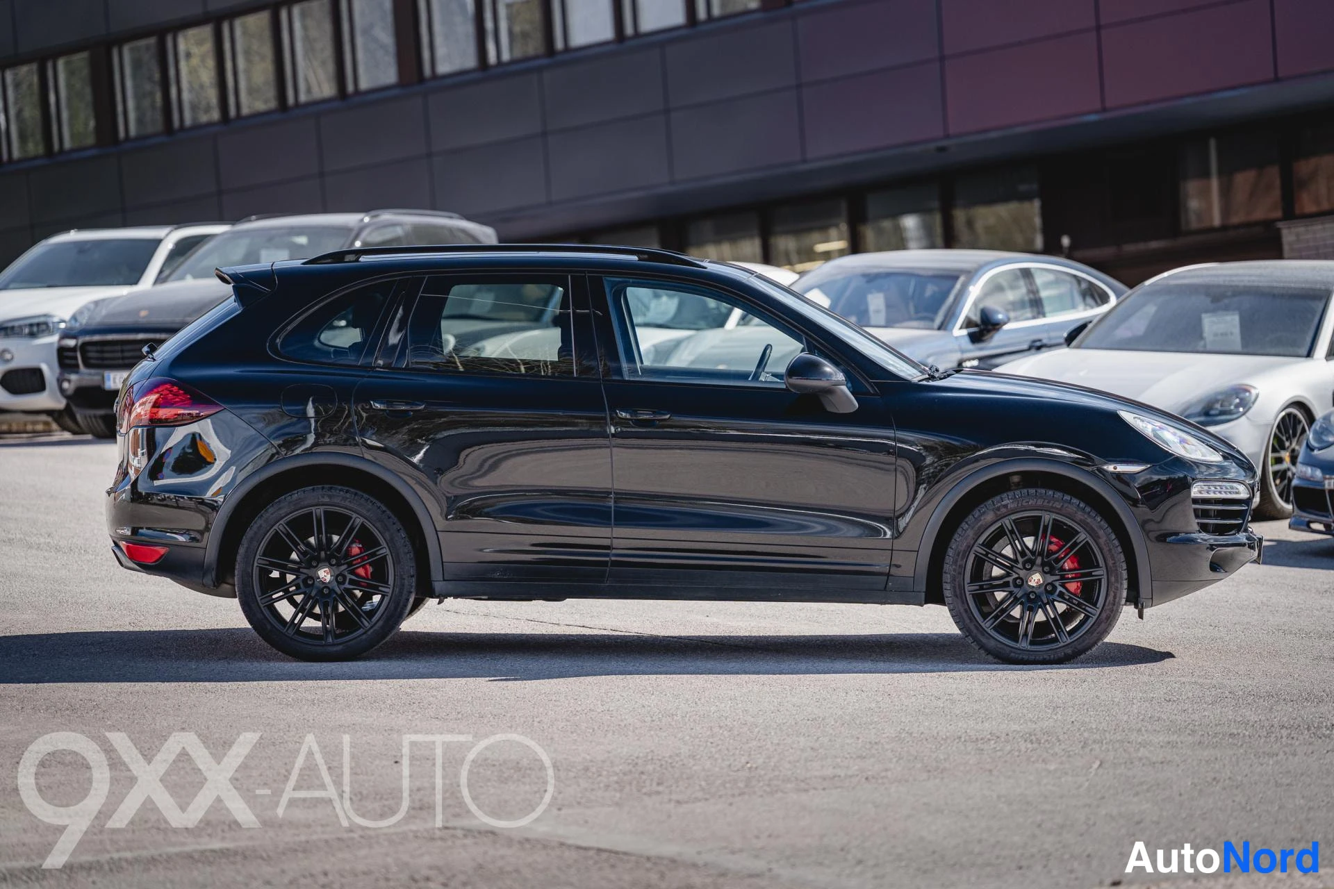 Takaviisto: Porsche Cayenne, musta, sivukuva hieman takaapäin, perä vasemmalla