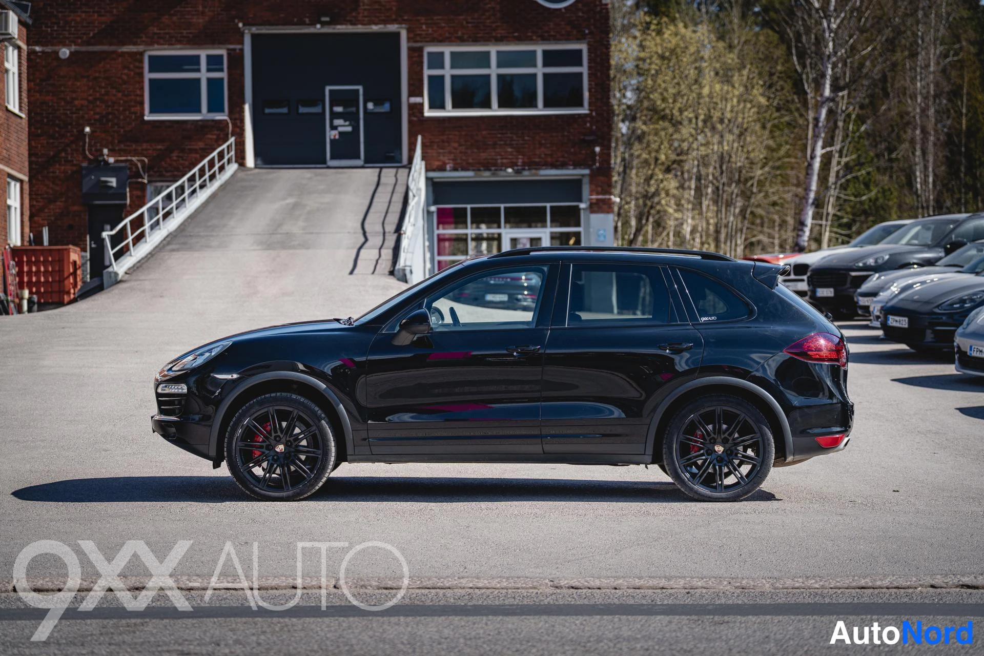 Takaviisto: Porsche Cayenne, musta, sivukuva hieman takaapäin, perä oikealla