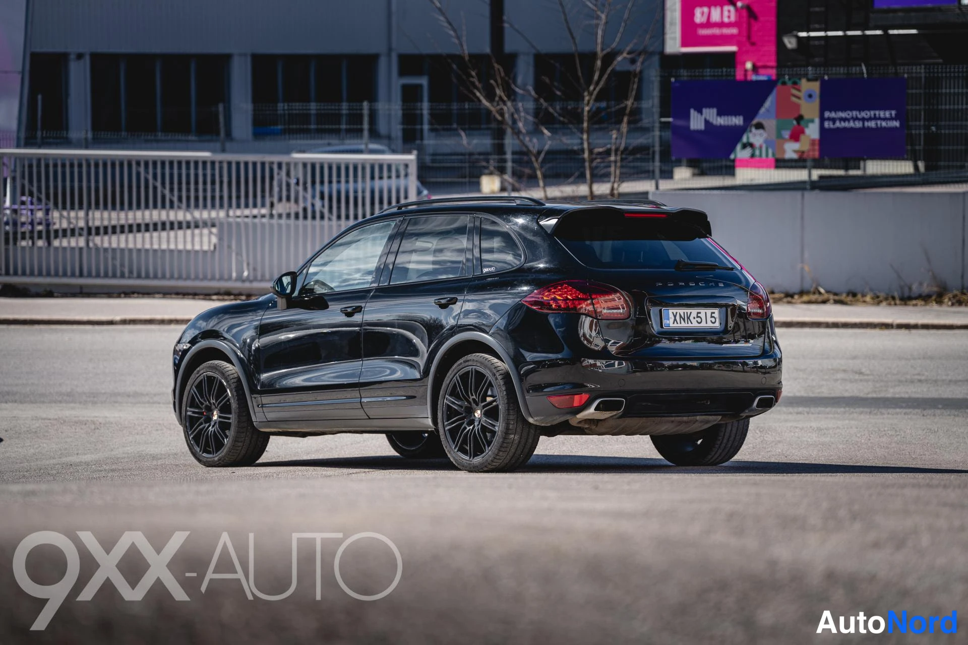 Takaviisto: Mustan SUV:n takapää ja vasen sivu sivulta takaa kuvattuna, takavalo ja rekisterikilpi näkyvissä.