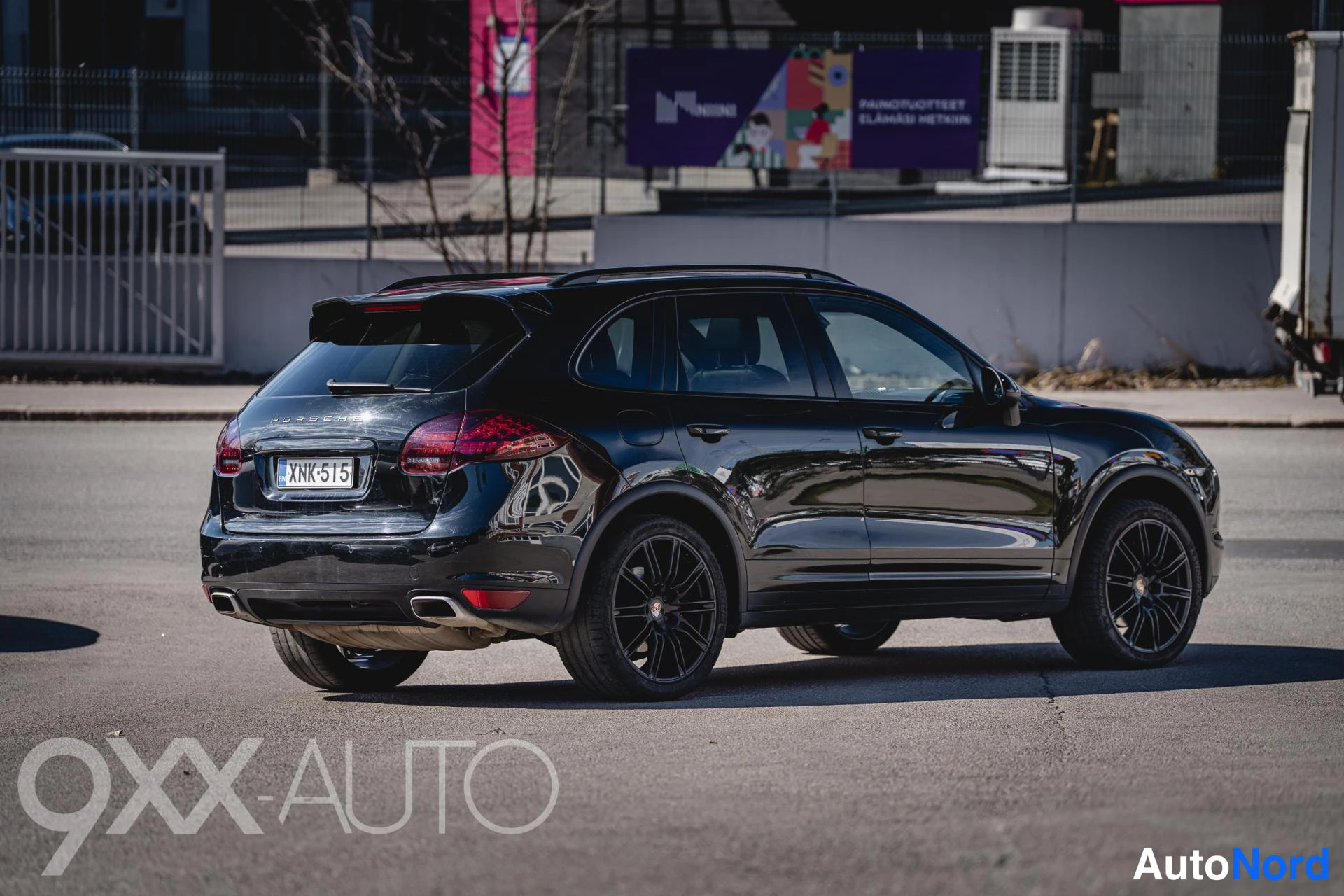 Takaviisto: Mustan SUV:n takapää ja oikea sivu viistosti takaa kuvattuna, mustat vanteet ja rekisterikilpi näkyvissä.