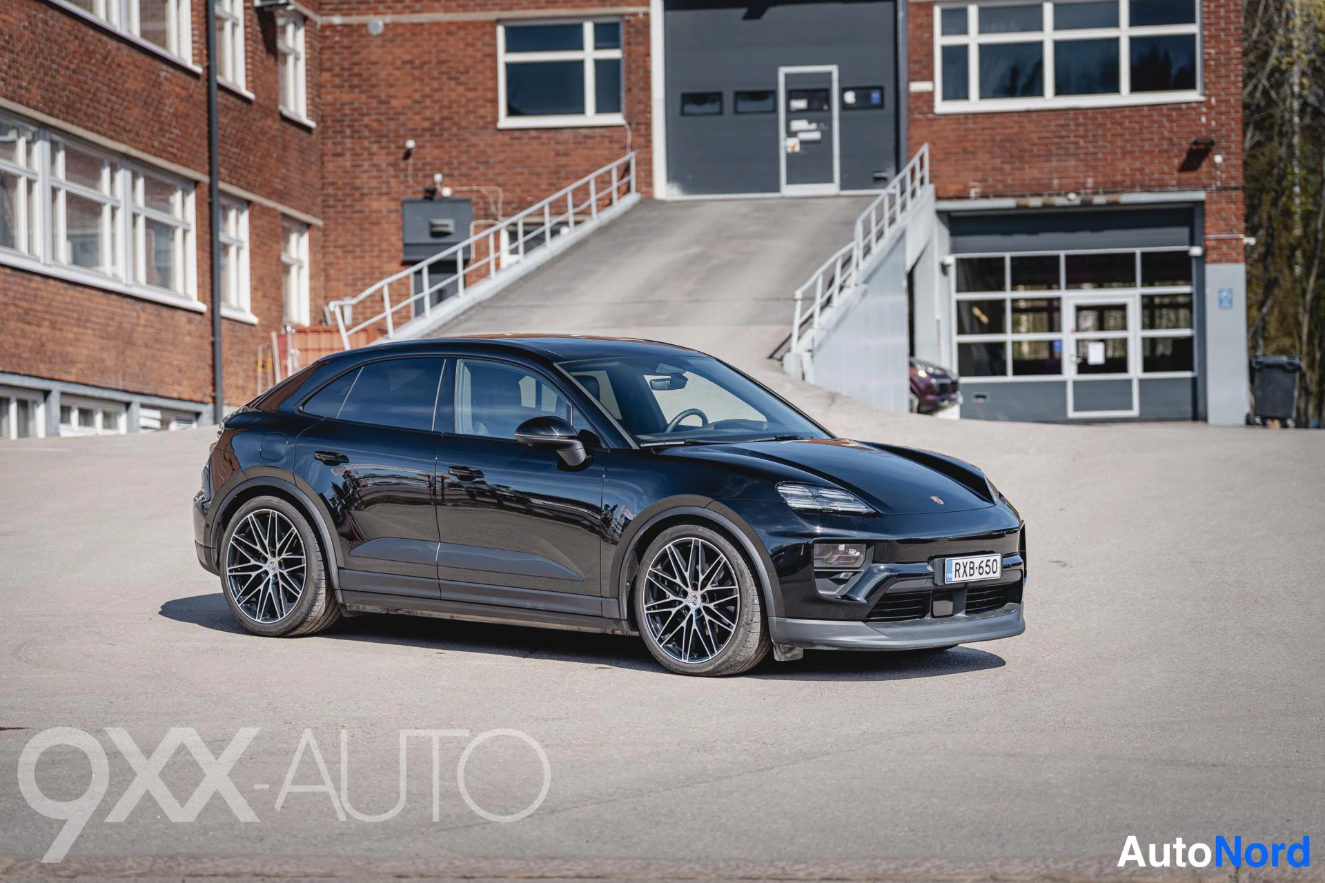 Etuviisto, nokka oikealle: Mustan coupé-SUV:n etukulmatarkastelu oikealta, etusäleikkö ja valoetty näkyvät tummilla kevytmetallivanteilla.