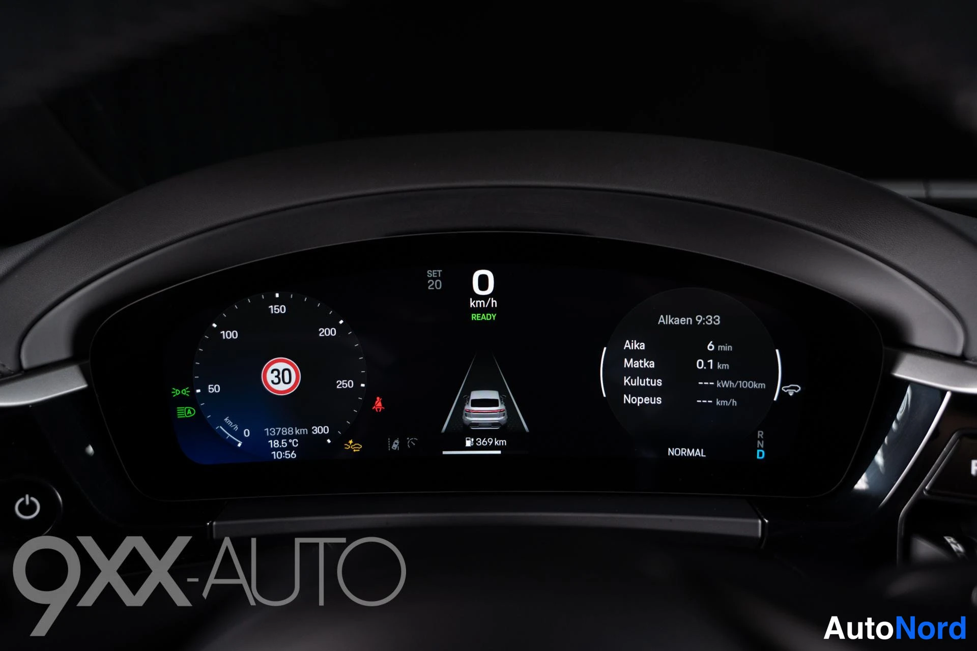 Muu: Digitaalinen mittaristö näyttää nopeuden 0 km/h, matkakilometrilukeman 13788 km, ulkolämpötilan 18,5 °C ja RUNKOTILA/NORMAL-valinnan; näytössä myös 30-vaihteine