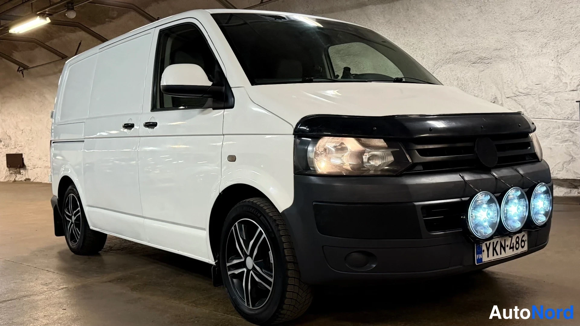 Valkoinen Volkswagen Transporter 2013, etuviisto, keula oikealle, kuva 4