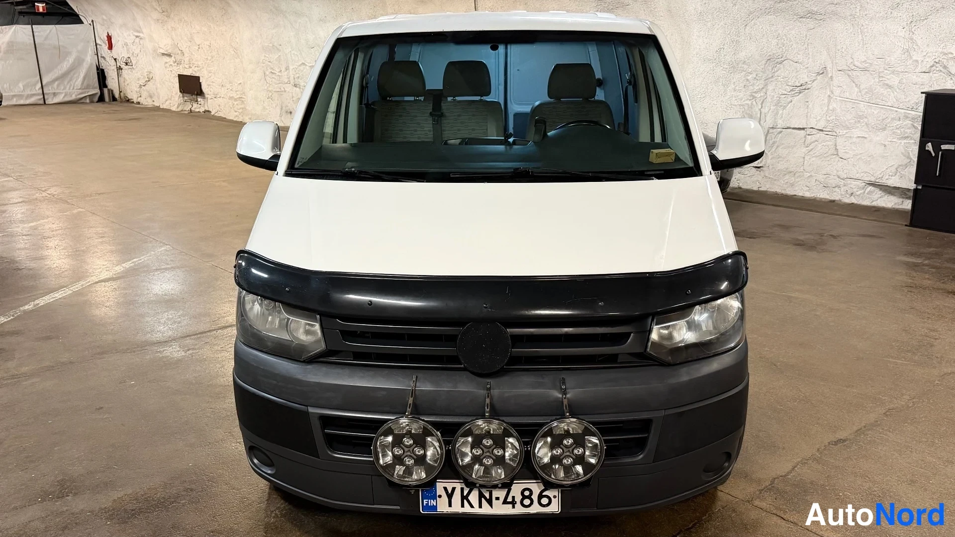 Valkoinen Volkswagen Transporter 2013, edestä, kuva 7