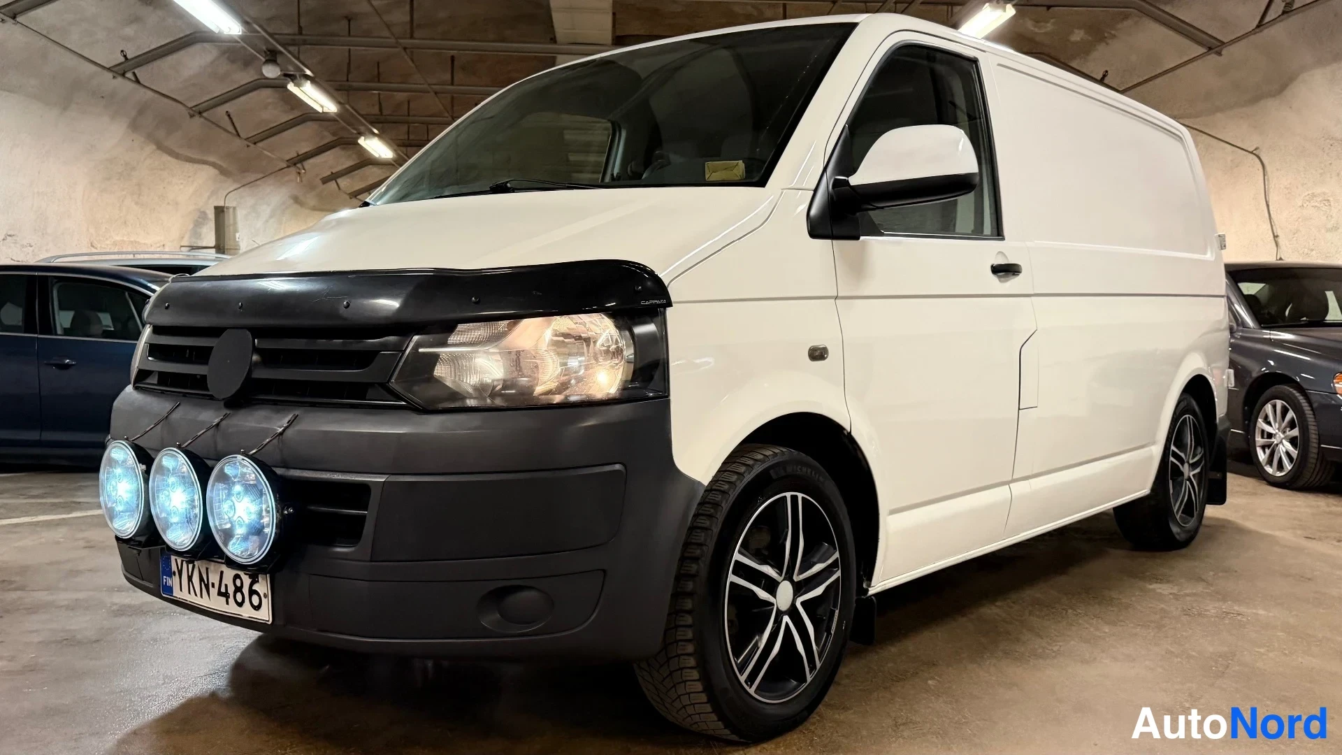 Valkoinen Volkswagen Transporter 2013, etuviisto, keula vasemmalle, kuva 2