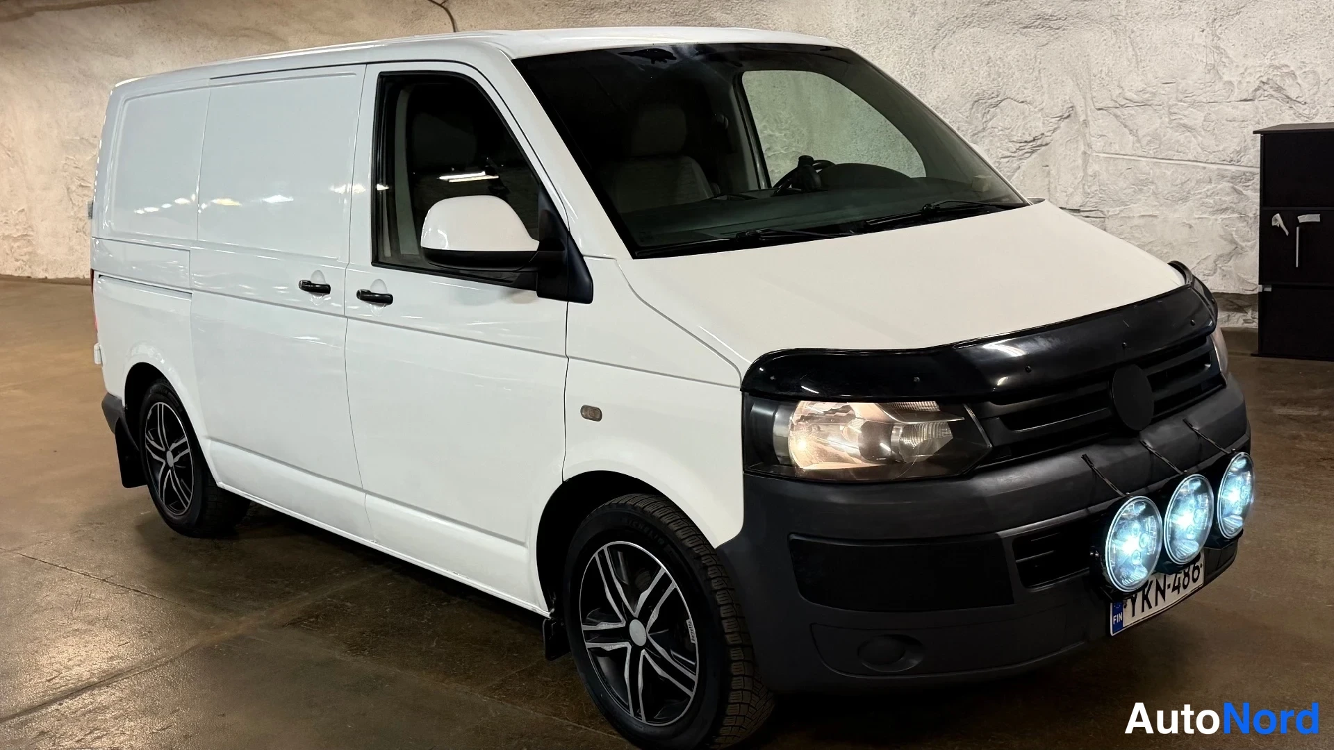 Valkoinen Volkswagen Transporter 2013, etuviisto, keula oikealle, kuva 3