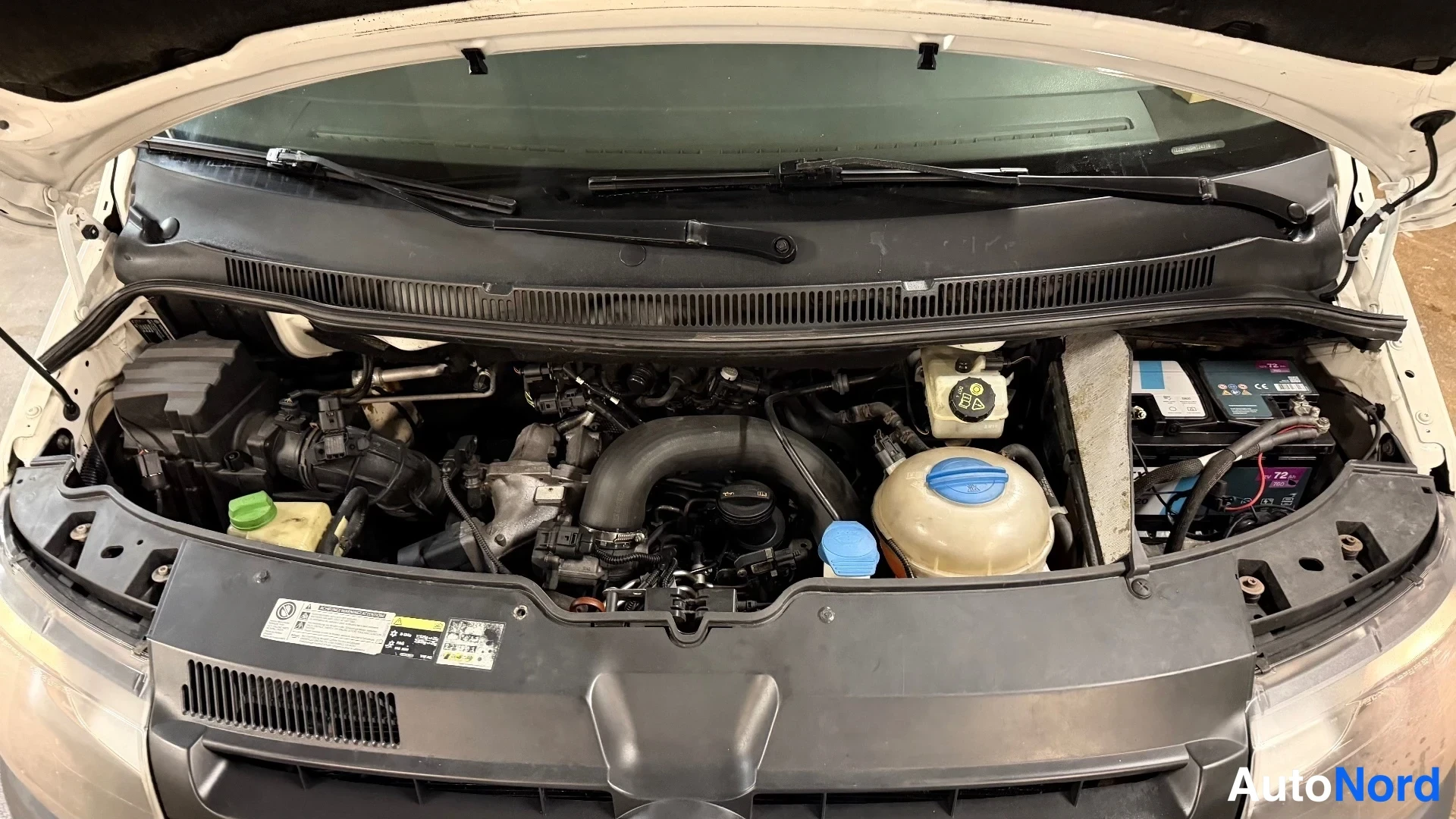 Valkoinen Volkswagen Transporter 2013, kuva 24
