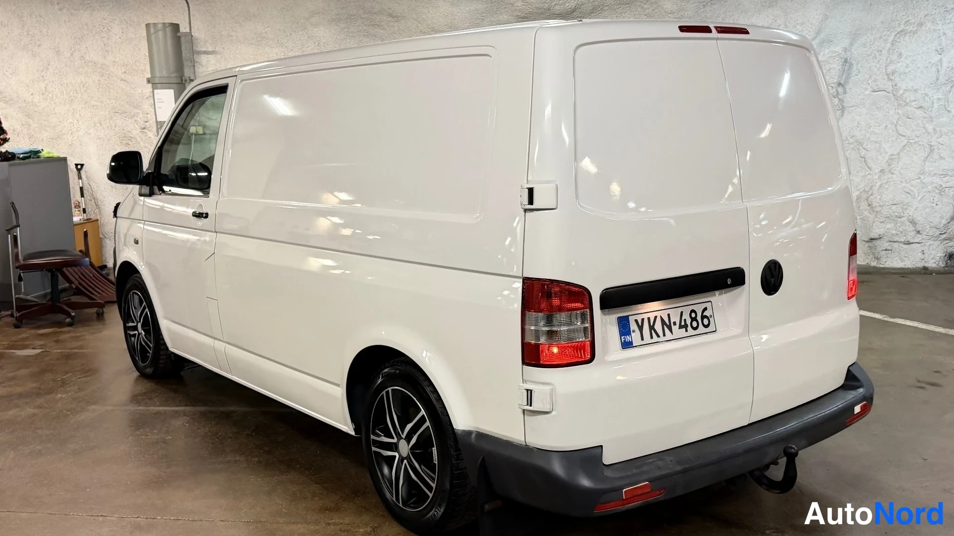 Valkoinen Volkswagen Transporter 2013, takaviisto, kuva 9