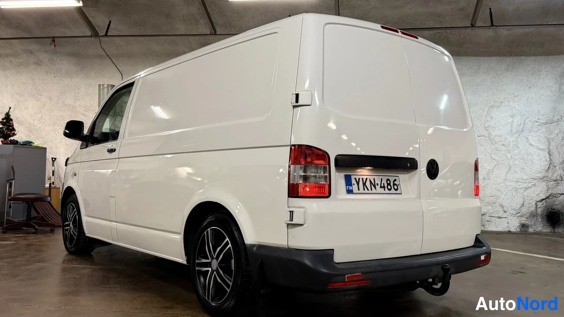 Valkoinen Volkswagen Transporter 2013, takaviisto, kuva 10