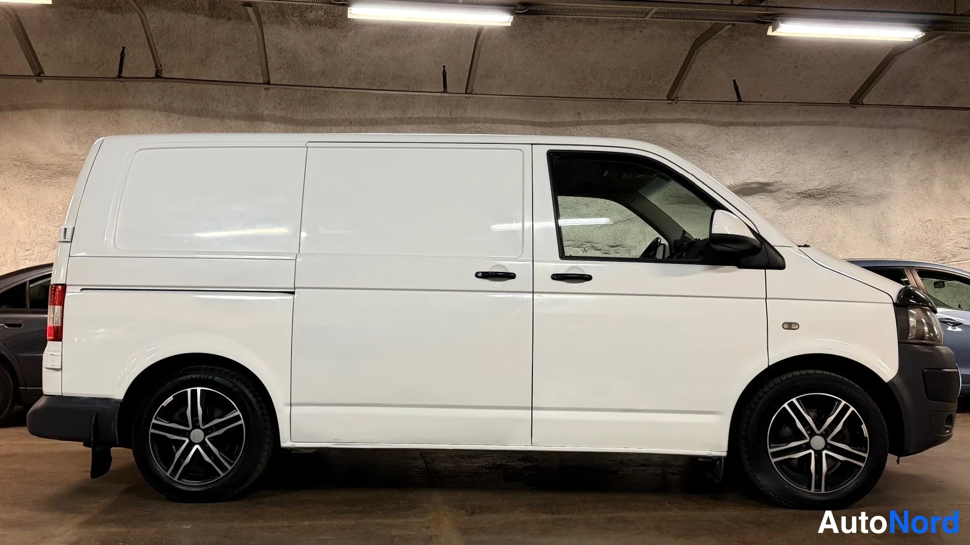 Valkoinen Volkswagen Transporter 2013, etuviisto, keula oikealle, kuva 5