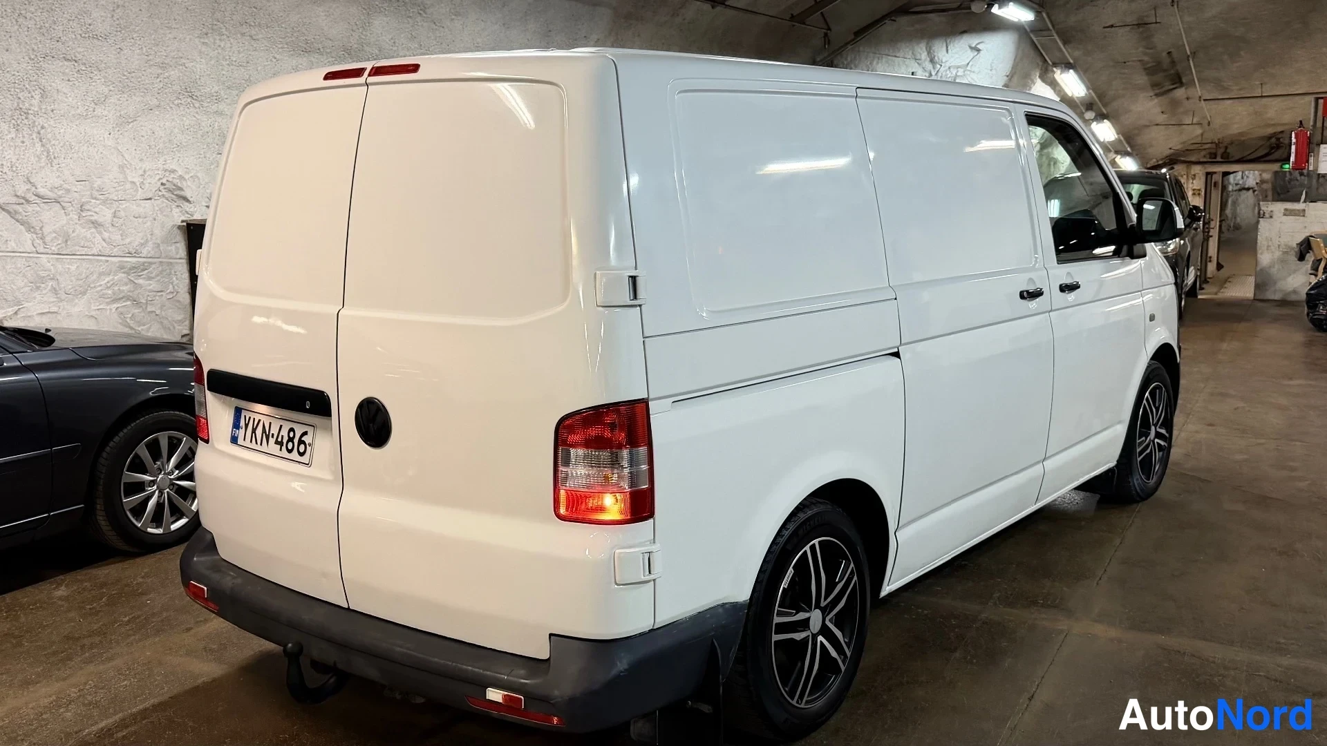 Valkoinen Volkswagen Transporter 2013, takaviisto, kuva 11