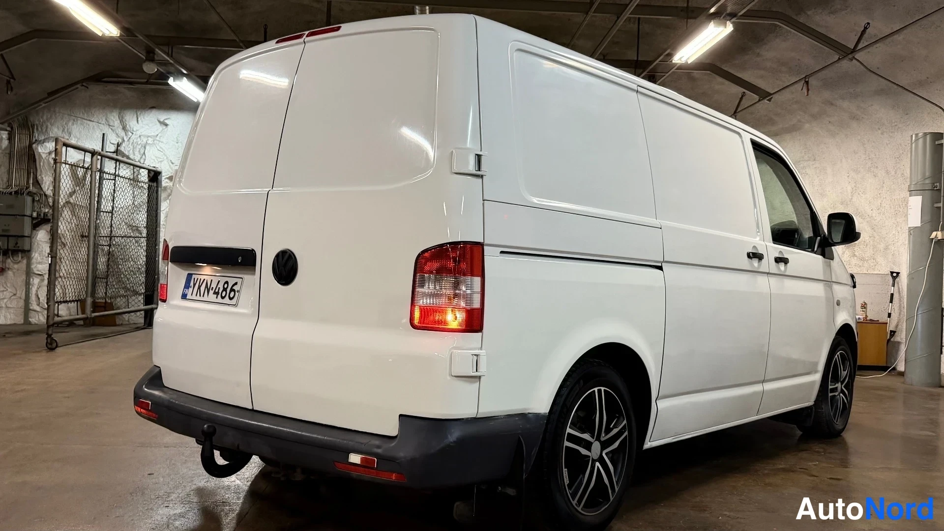 Valkoinen Volkswagen Transporter 2013, takaviisto, kuva 12