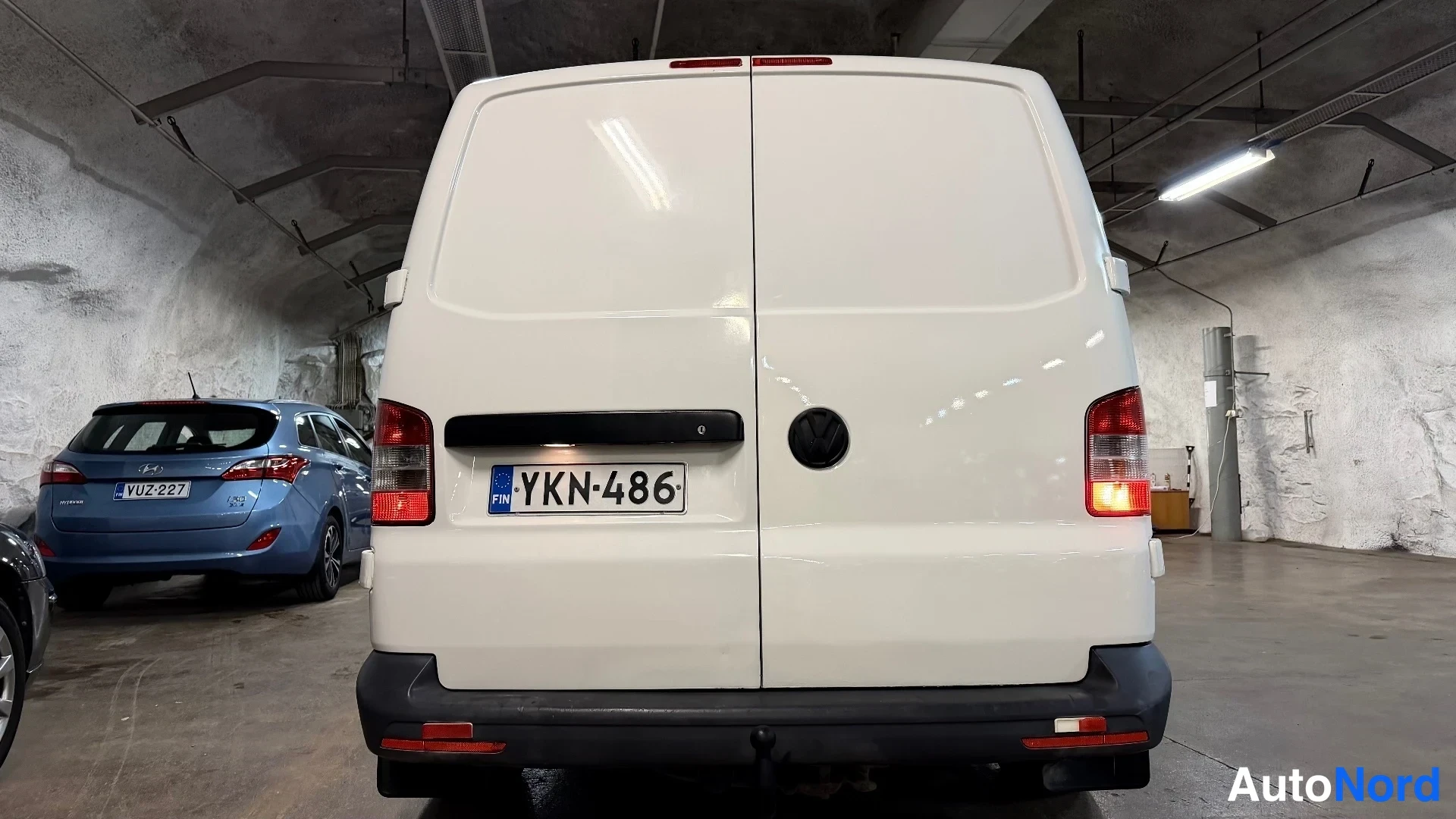 Valkoinen Volkswagen Transporter 2013, takaa, kuva 13
