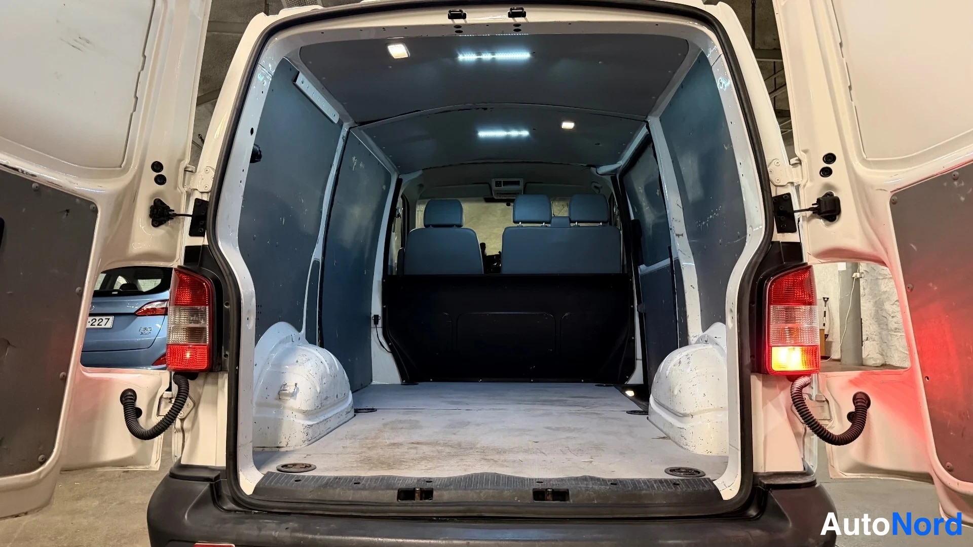 Valkoinen Volkswagen Transporter 2013, takaa, kuva 15