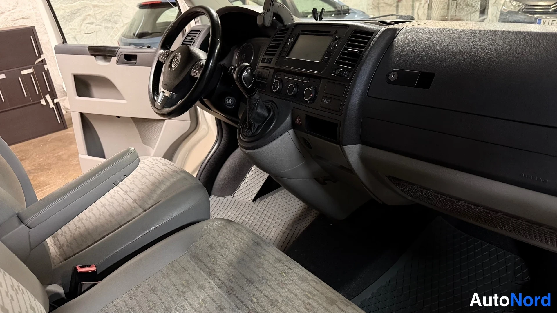 Valkoinen Volkswagen Transporter 2013, kuva 25