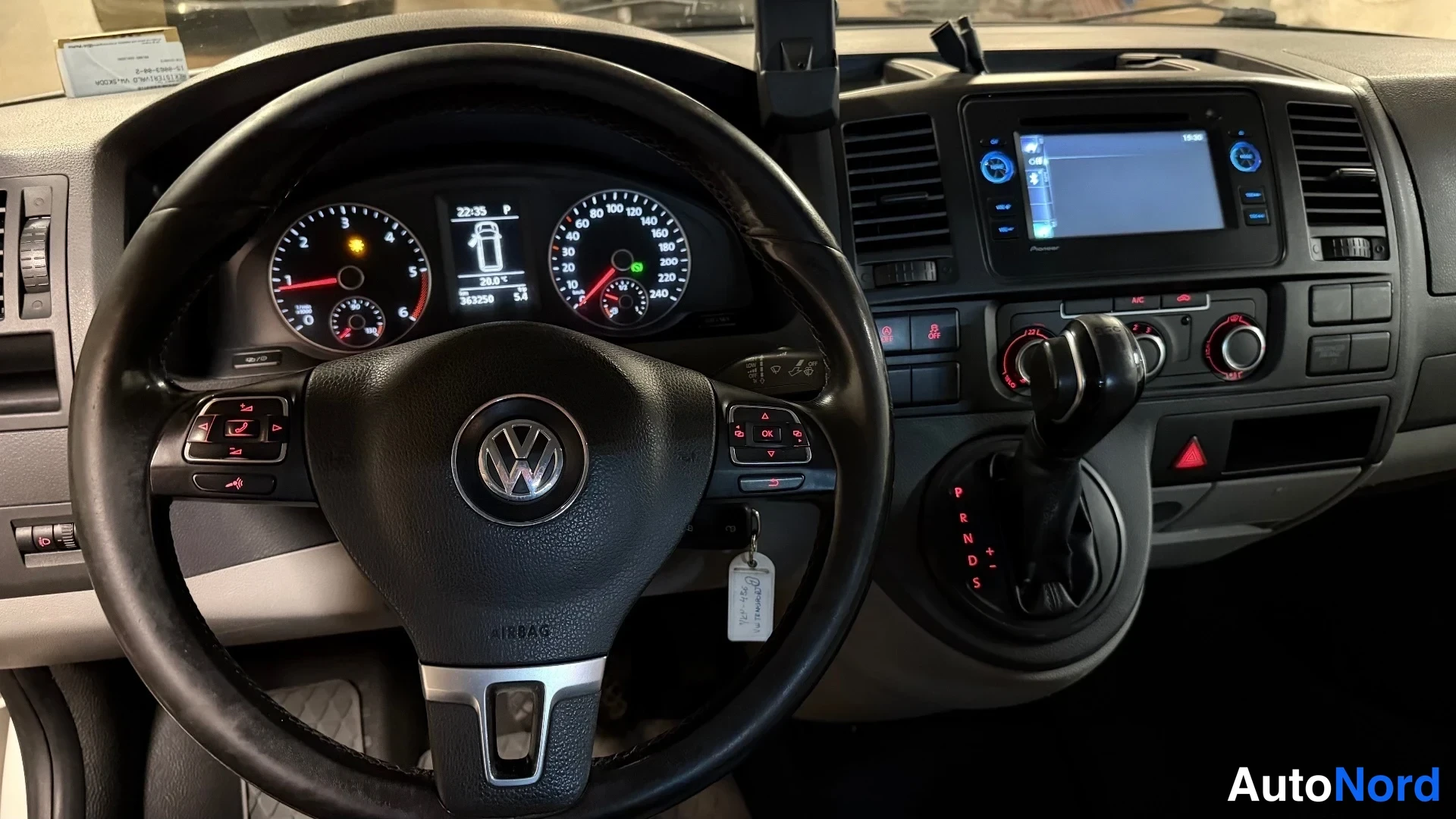 Valkoinen Volkswagen Transporter 2013, kuva 28