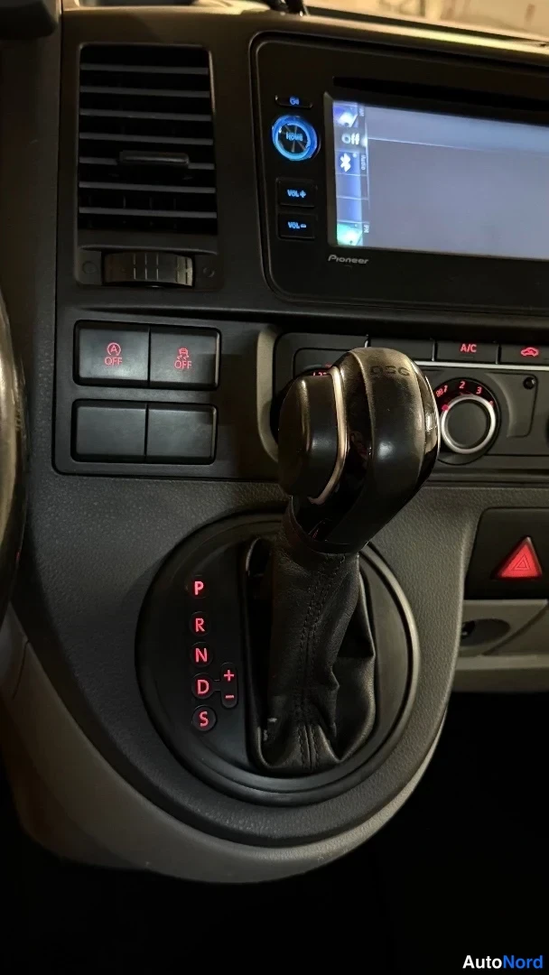 Valkoinen Volkswagen Transporter 2013, yksityiskohta, kuva 22