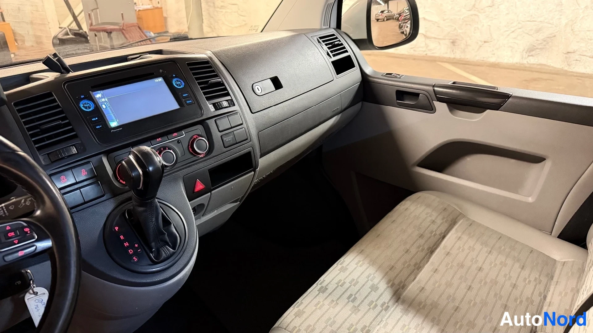 Valkoinen Volkswagen Transporter 2013, yksityiskohta, kuva 18