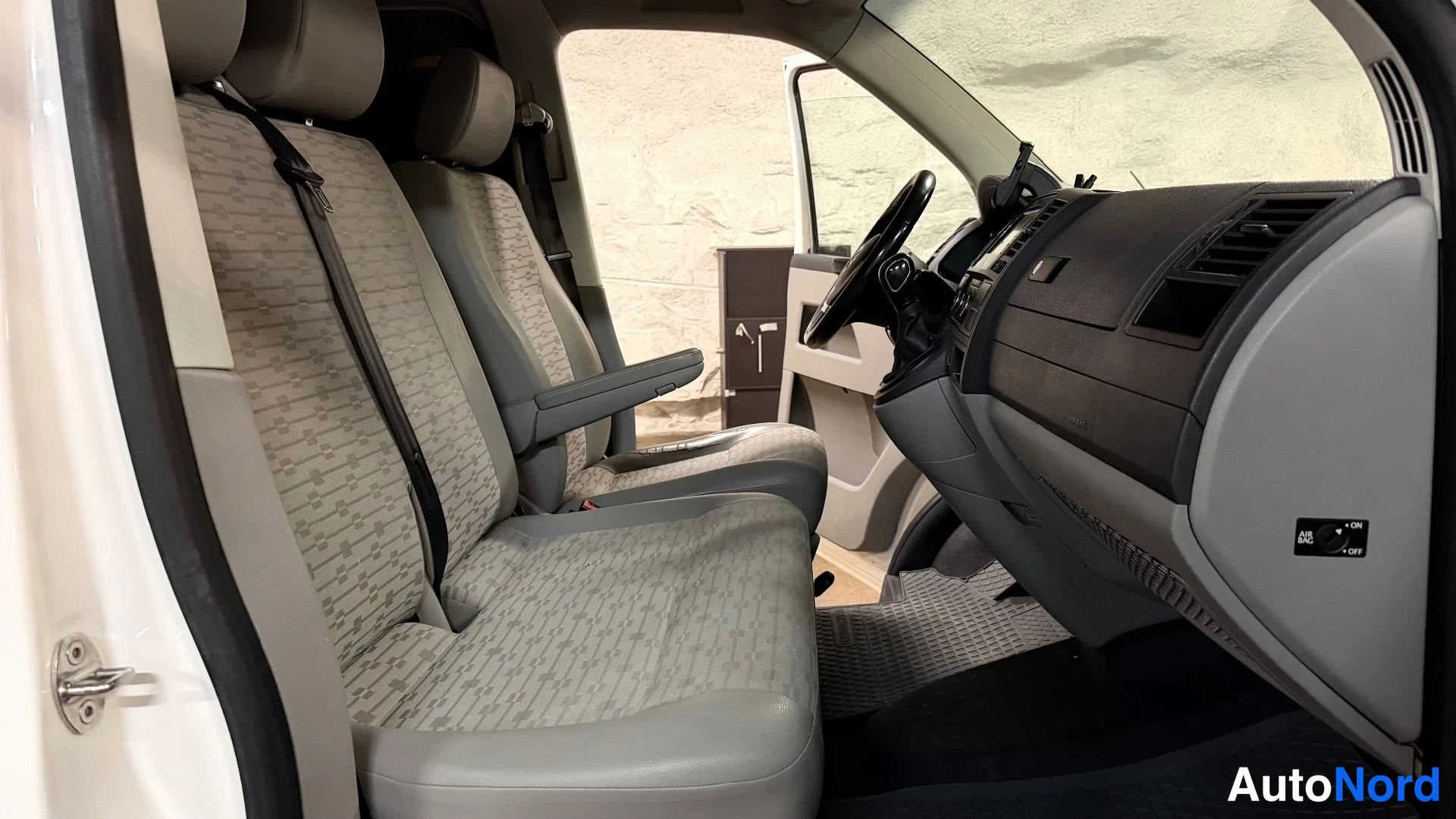 Valkoinen Volkswagen Transporter 2013, yksityiskohta, kuva 20
