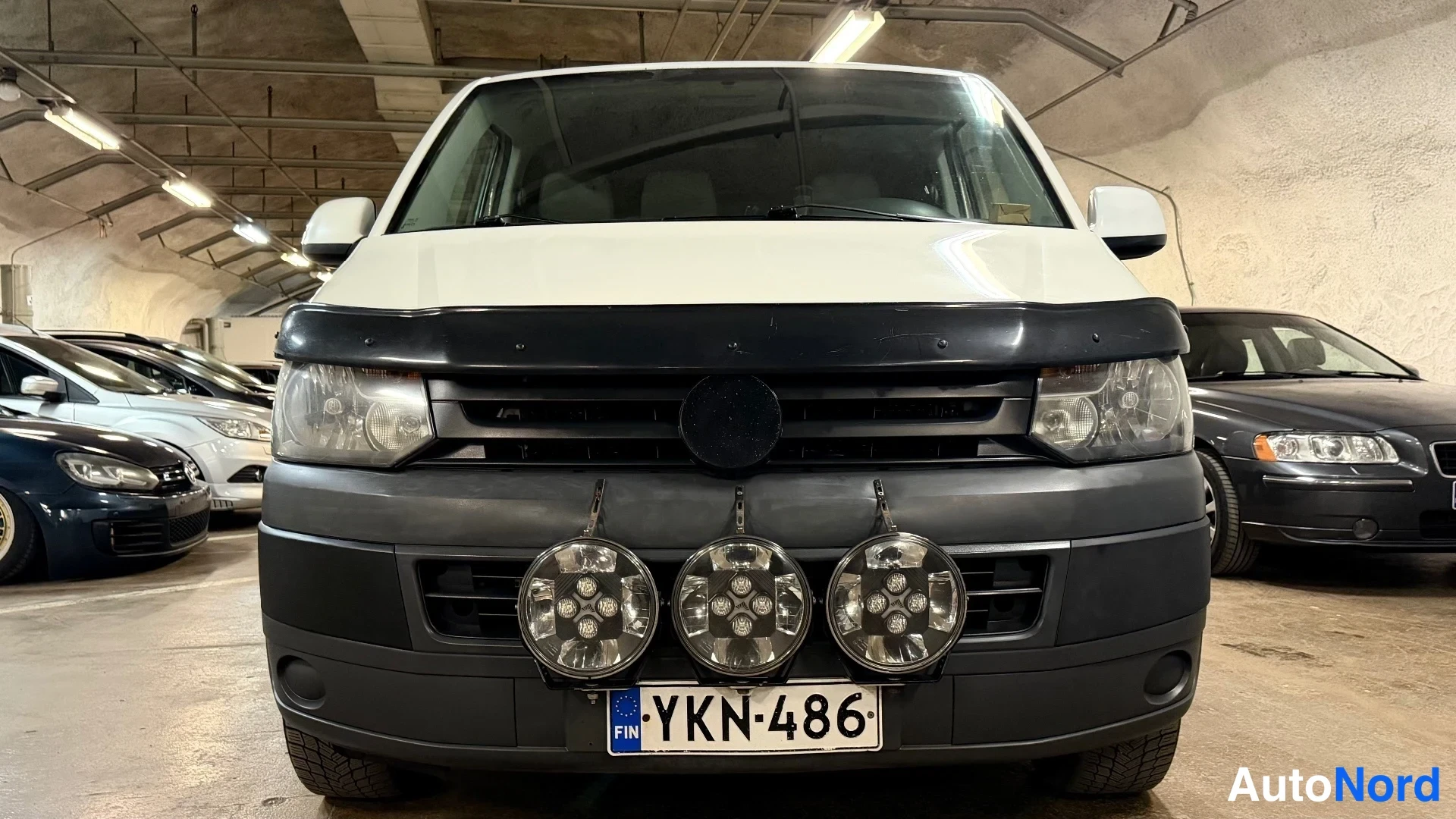 Valkoinen Volkswagen Transporter 2013, edestä, kuva 6